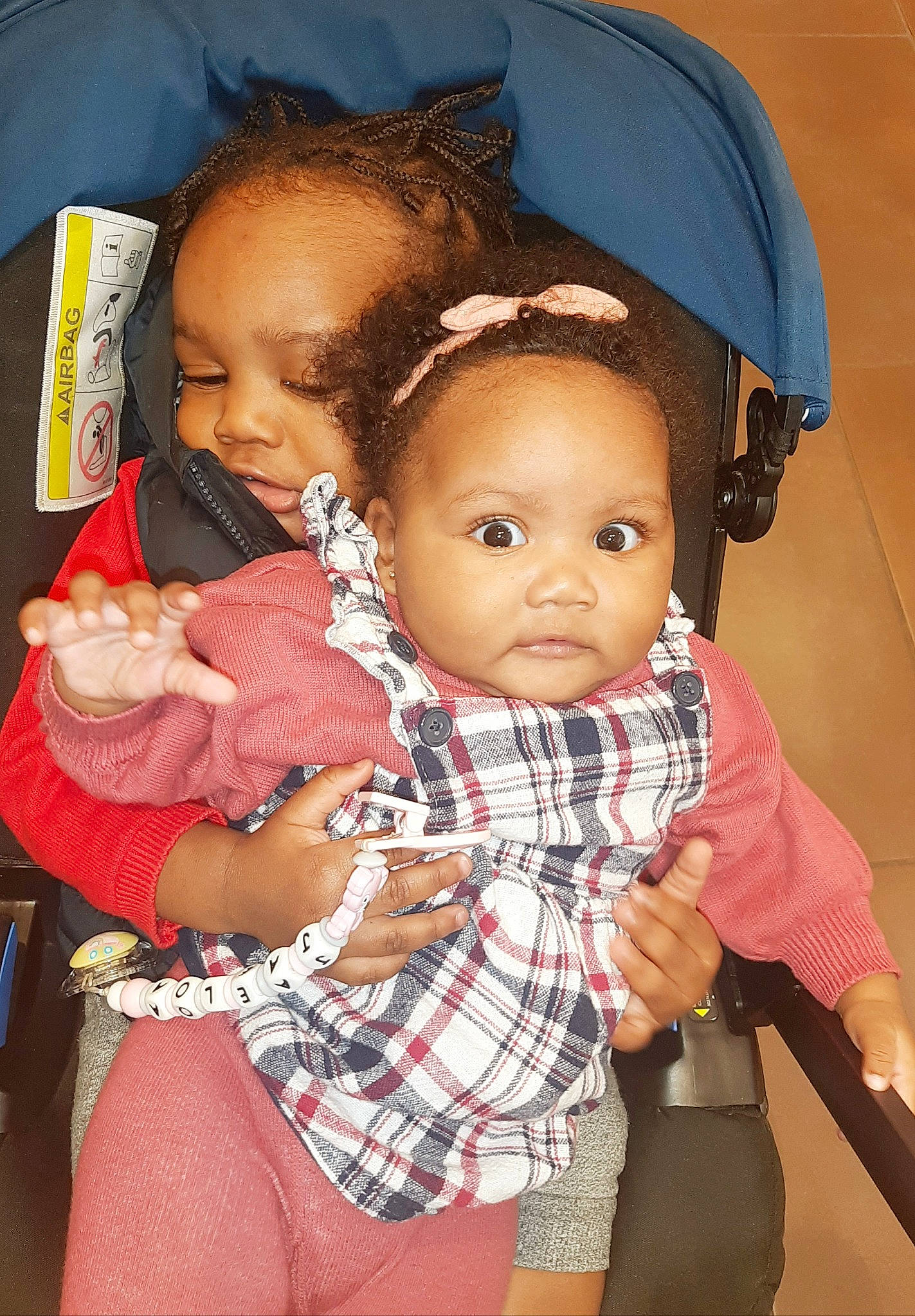 Jaeloa a rejoint le concours — aidez-le/la à gagner de superbes lots ! baby, baby_toddler_clothing, cheek, child, chin, doll, eye, eyelash, fun, happy, iris, nose, people, person, pink, plaid, sitting, skin, tartan, textile