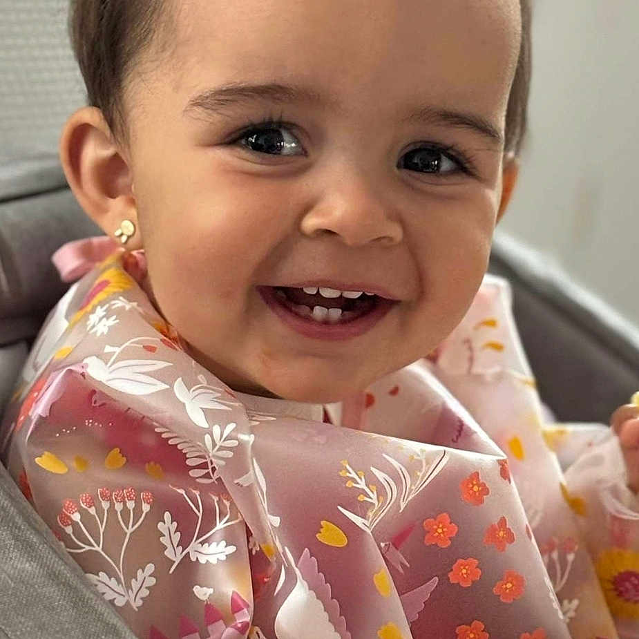Maïssa a rejoint le concours — aidez-le/la à gagner de superbes lots ! baby, babylaughing, bodypart, chair, clothing, cutlery, dress, face, fork, furniture, happy, head, laughing, mouth, person, photography, portrait, smile, spoon, teeth