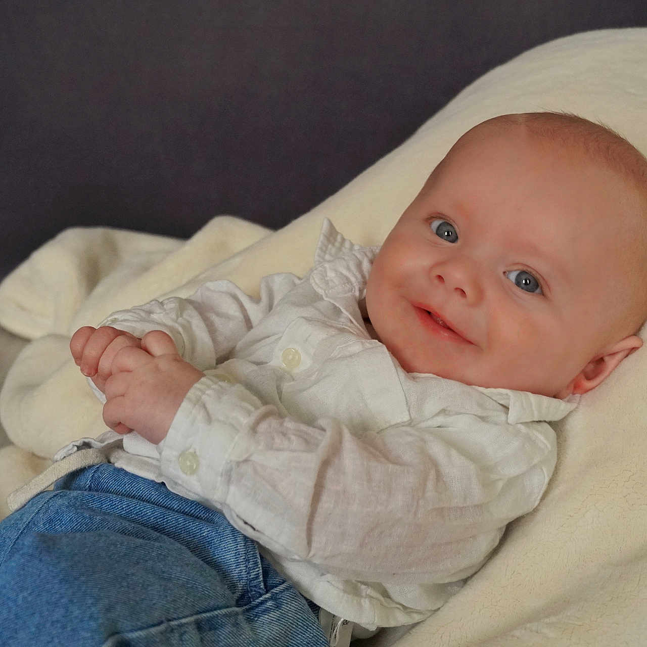Maëlyann participe au concours pour gagner de l'argent avec cette photo : baby, blanket, bodypart, clothing, couch, cushion, face, finger, furniture, hand, happy, head, homedecor, jeans, newborn, pants, person, photography, portrait, smile
