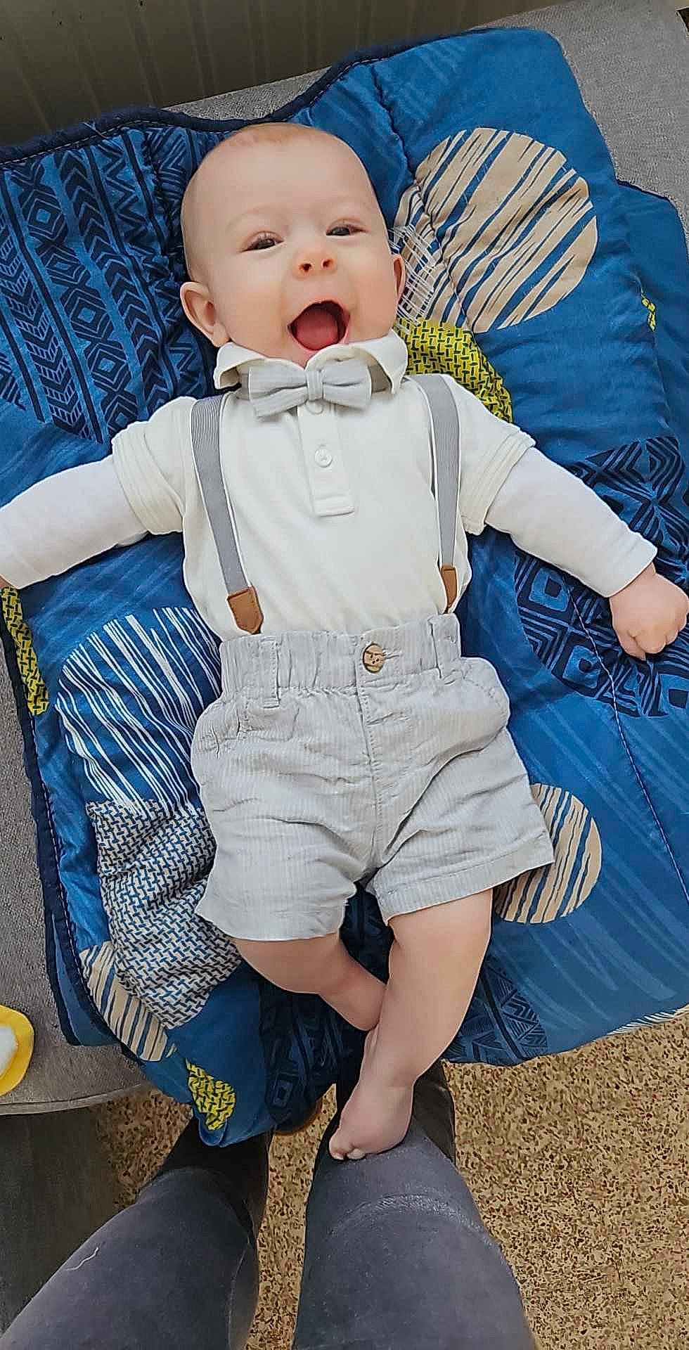 Soan participe au concours pour gagner de l'argent avec cette photo : baby, baby_toddler_clothing, child, collar, comfort, dress_shirt, electric_blue, happy, human_leg, outerwear, pattern, person, sitting, sleeve, smile, t_shirt, textile, thigh, toddler, white