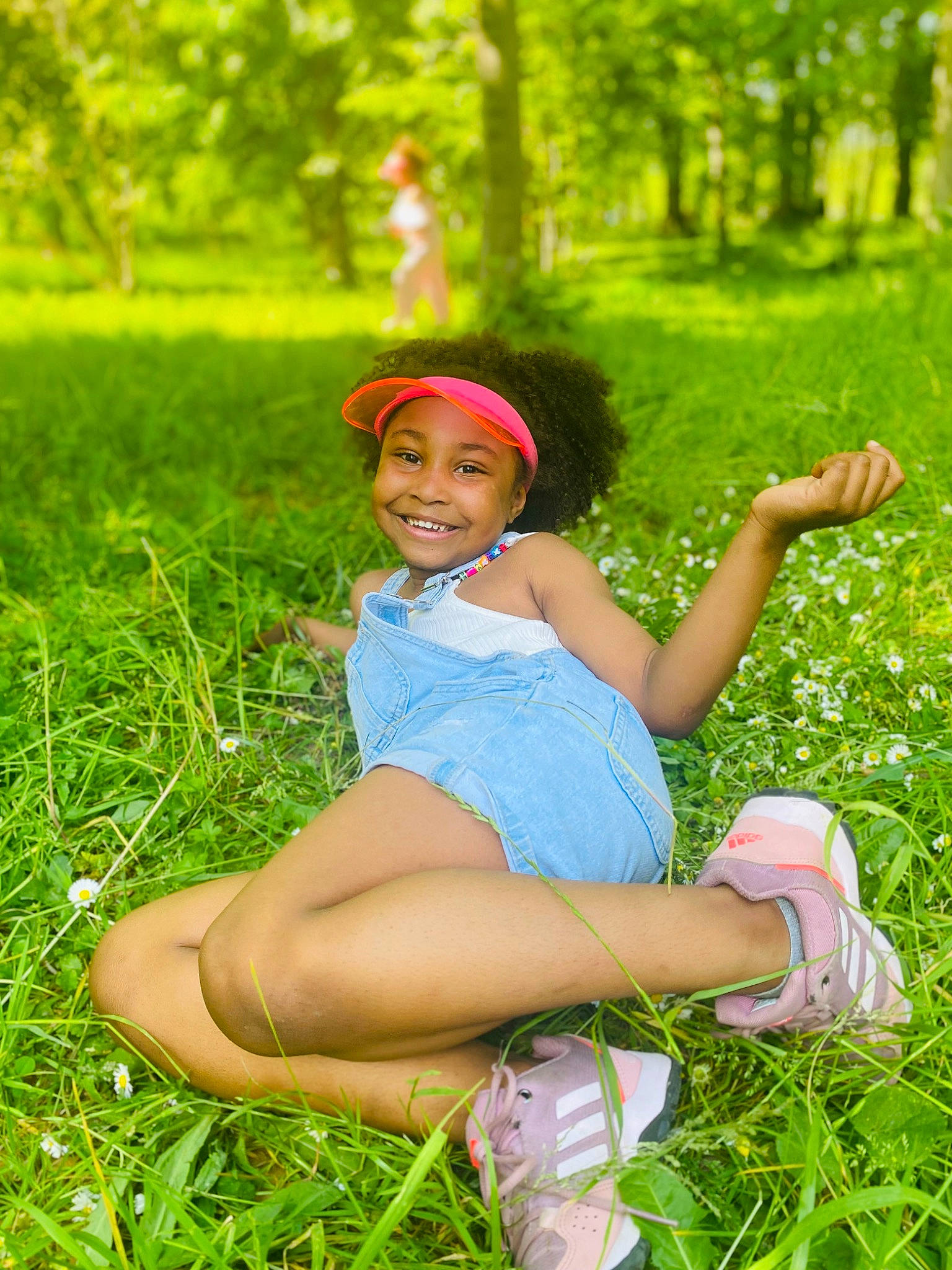 Kelya participe au concours pour gagner de l'argent avec cette photo : beauty, electric_blue, flash_photography, fun, grass, grassland, green, happy, headgear, headwear, human_leg, joy, leisure, meadow, people_in_nature, person, plant, recreation, sandal, shorts