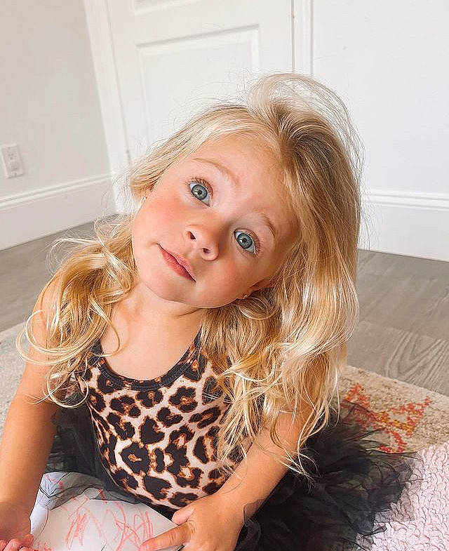 Posie a rejoint le concours — aidez-le/la à gagner de superbes lots ! arm, blond, brown_hair, child, dress, eyelash, floor, flooring, fun, happy, human_leg, iris, joint, lip, long_hair, person, shoulder, skin, smile, thigh