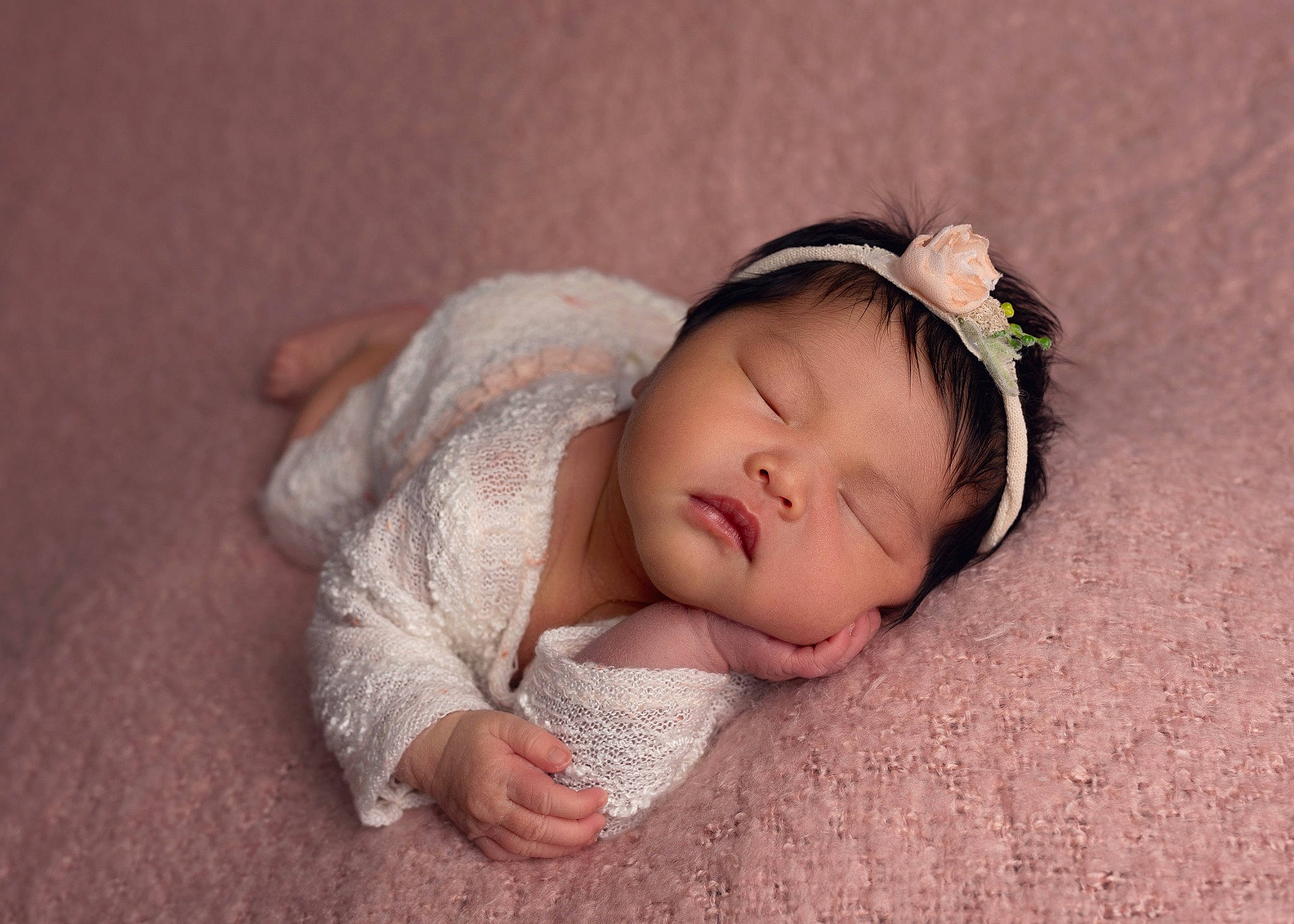 Emmy a rejoint le concours — aidez-le/la à gagner de superbes lots ! arm, baby, baby_toddler_clothing, cheek, comfort, eye, eyelash, finger, flash_photography, flooring, grass, happy, headband, headpiece, human_body, iris, linens, lip, person, toddler