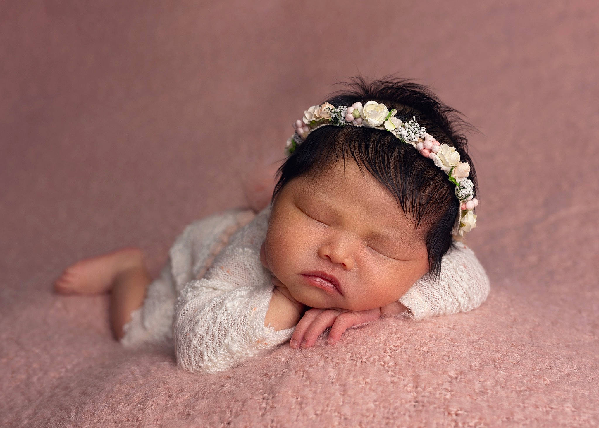 Emmy a rejoint le concours — aidez-le/la à gagner de superbes lots ! arm, baby, baby_toddler_clothing, cheek, ear, eyebrow, eyelash, finger, flash_photography, flooring, hand, happy, headband, headgear, headpiece, iris, neck, person, skin, toddler