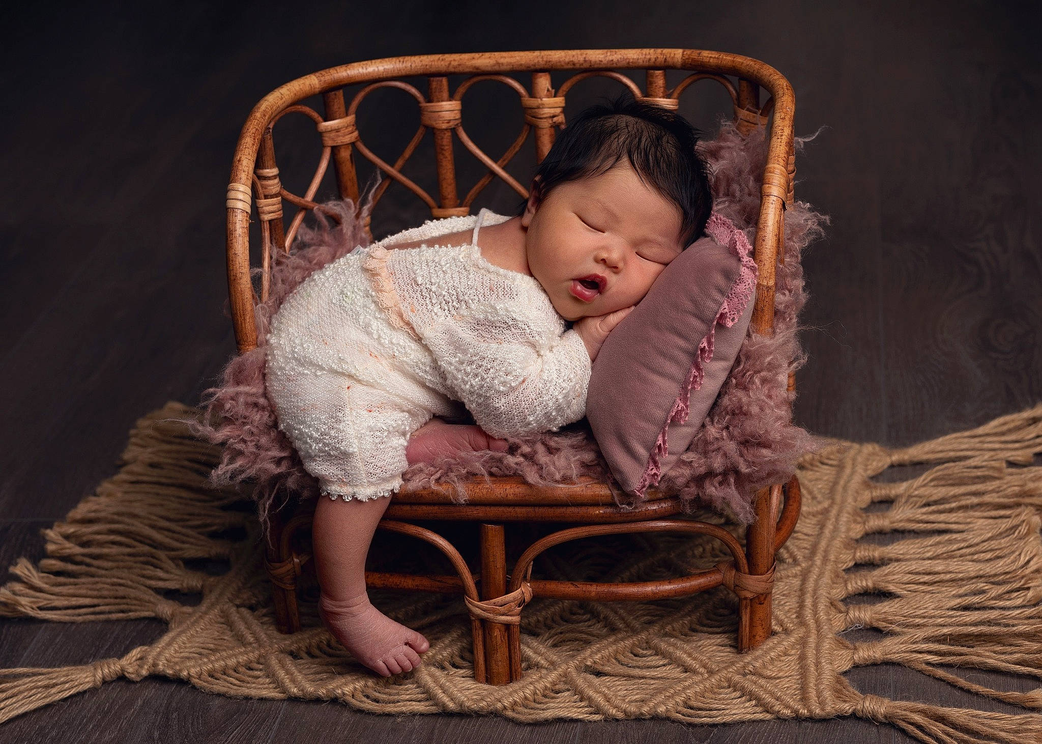 Emmy participe au concours pour gagner de l'argent avec cette photo : baby, baby_products, baby_safety, baby_toddler_clothing, bed, chair, child, comfort, darkness, flash_photography, fun, infant_bed, linens, magenta, pattern, person, portrait_photography, room, sitting, toddler