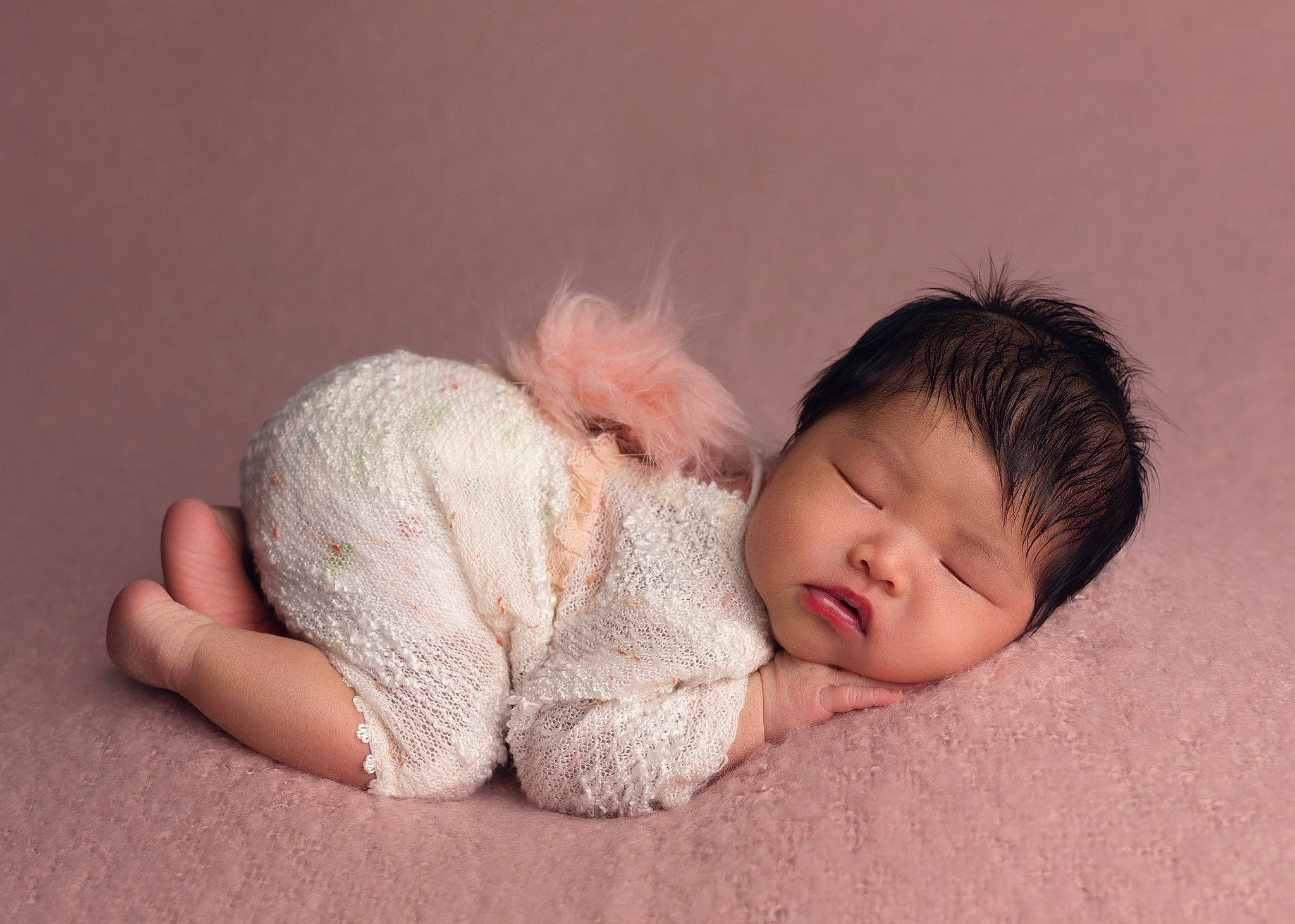 Emmy participe au concours pour gagner de l'argent avec cette photo : baby, baby_sleeping, baby_toddler_clothing, cheek, comfort, ear, eye, face, flash_photography, hair, head, human_body, iris, linens, lip, nose, person, skin, sleeve, toddler