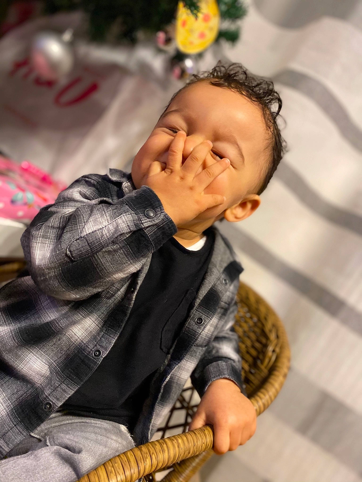 Marwan participe au concours pour gagner de l'argent avec cette photo : finger, person, sweater, thumb, wicker