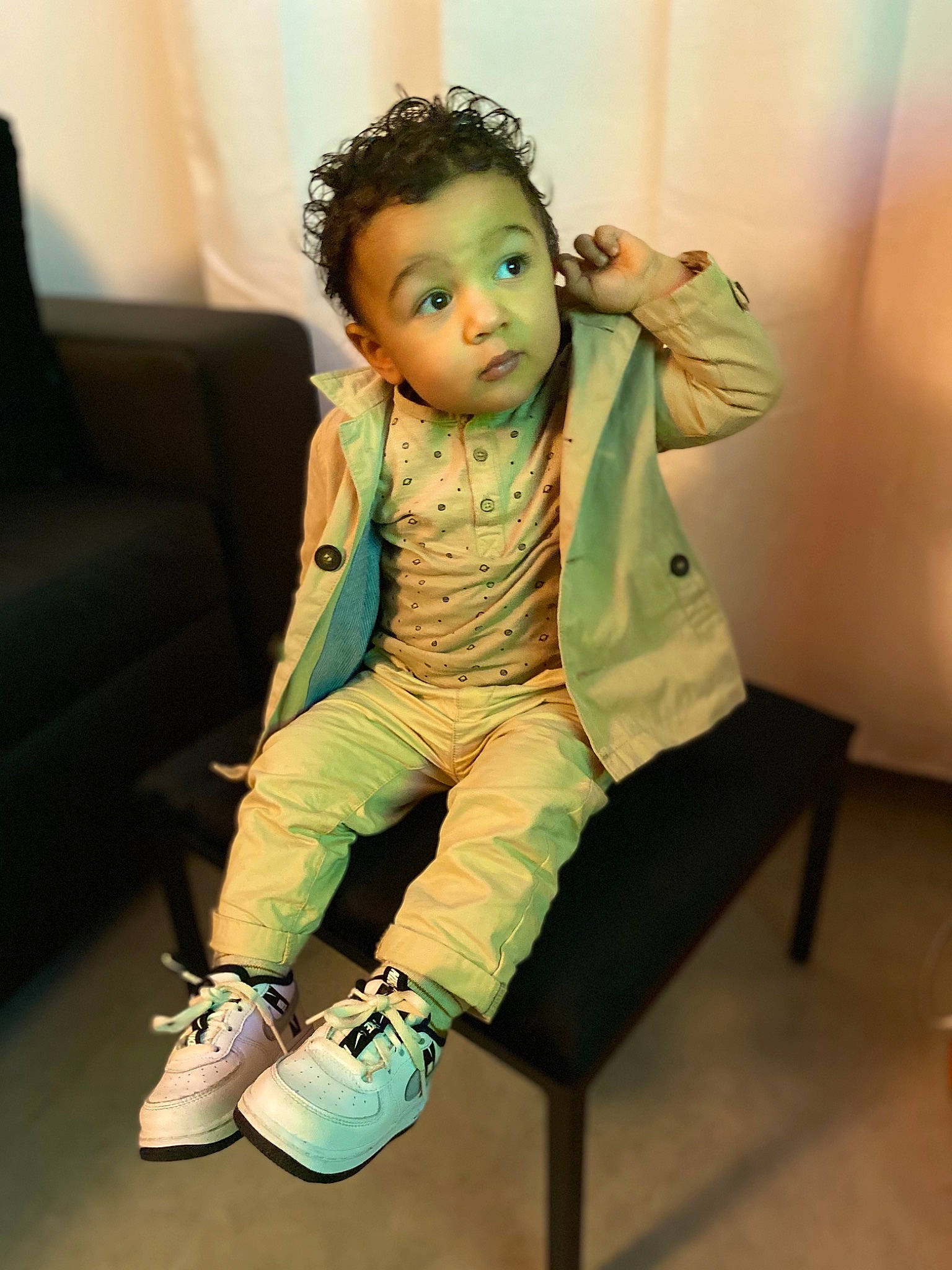 Marwan participe au concours pour gagner de l'argent avec cette photo : ankle, armrest, baby, baby_toddler_clothing, child, child_model, eye, living_room, mouth, outdoor_shoe, person, sitting, skate_shoe, sock, walking_shoe