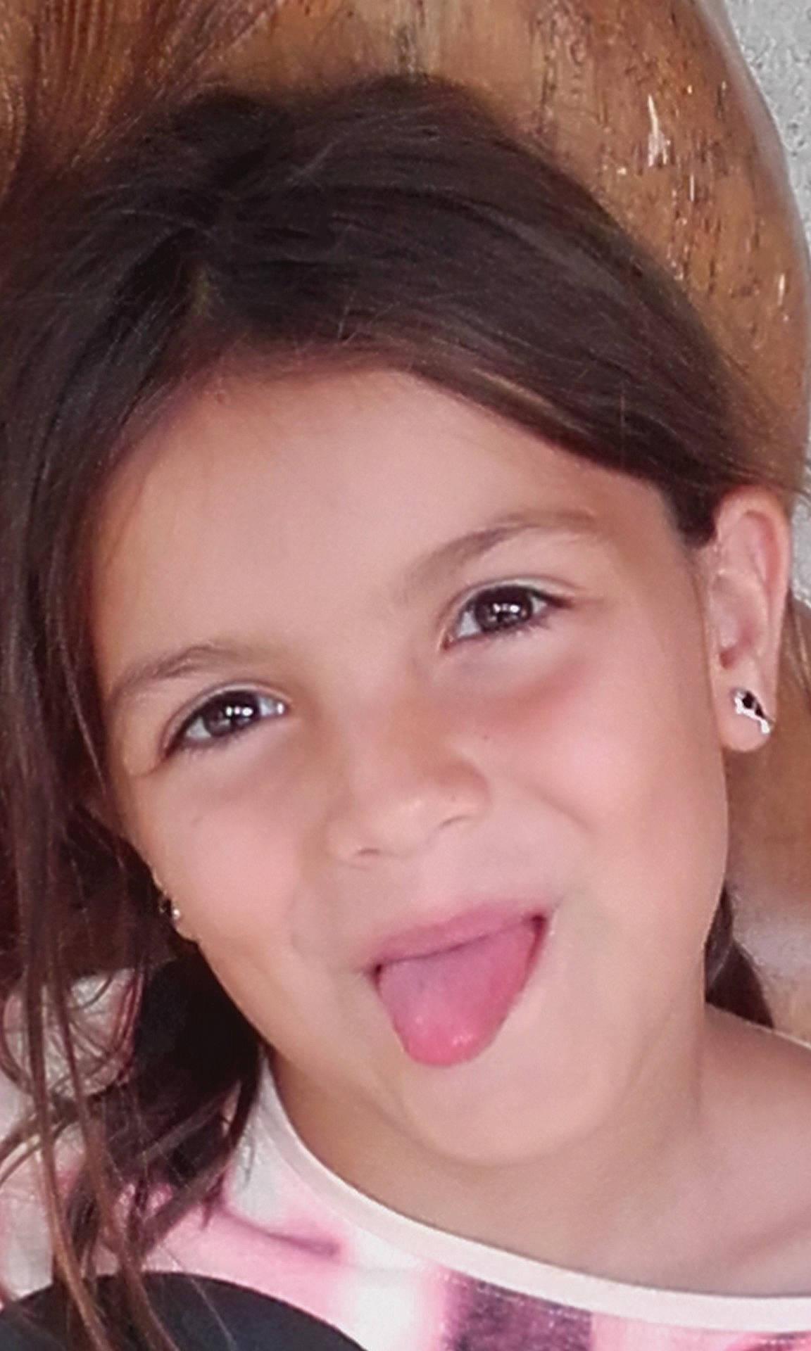 Léa participe au concours pour gagner de l'argent avec cette photo : beauty, brown_hair, cheek, child, close_up, eye, eyebrow, face, facial_expression, forehead, girl, hair, hairstyle, head, lady, mouth, nose, person, skin, smile