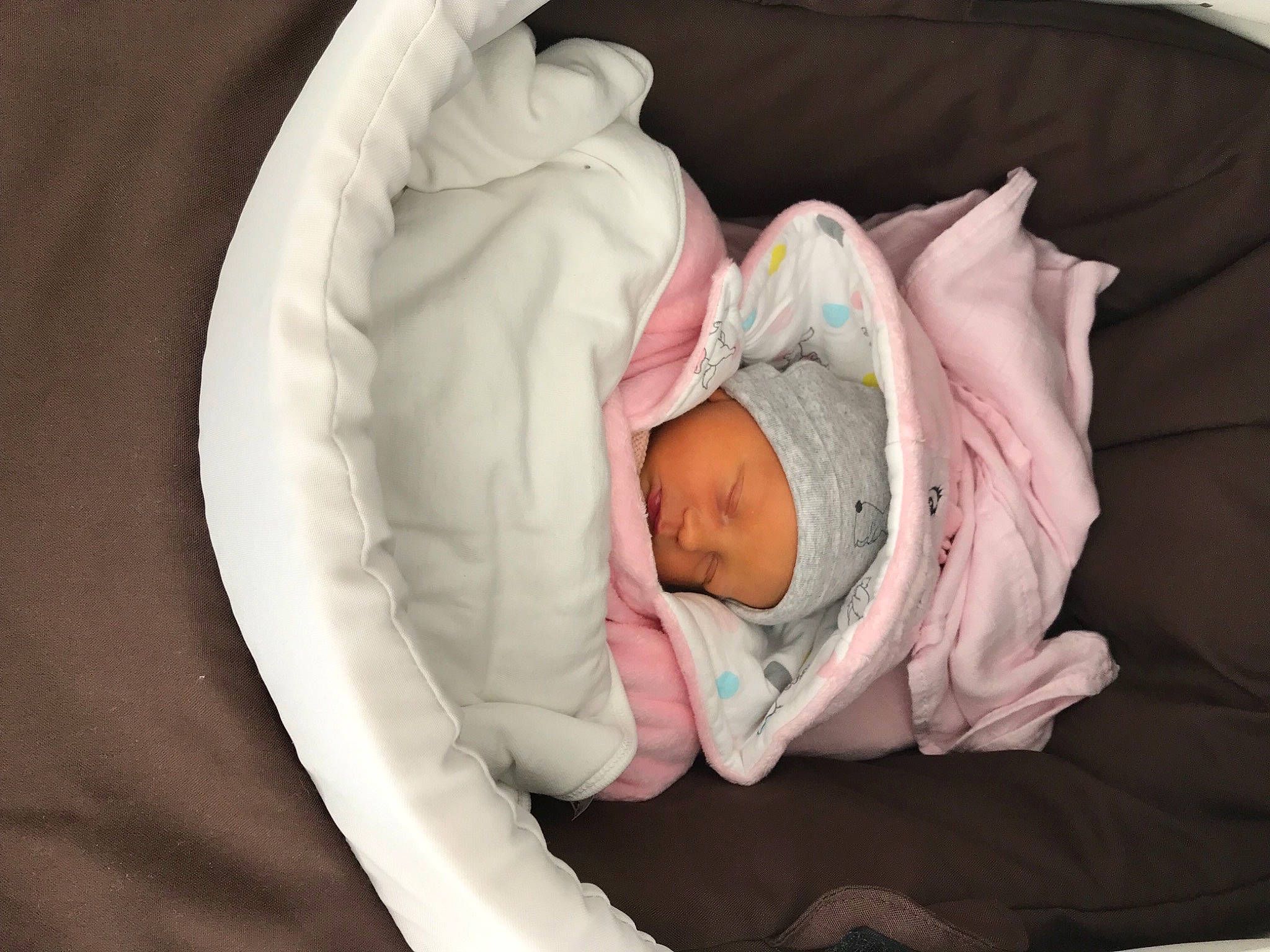 Faustine participe au concours pour gagner de l'argent avec cette photo : baby, baby_products, baby_safety, baby_sleeping, baby_toddler_clothing, beanie, bed, bedding, bedtime, cheek, child, comfort, hat, headwear, infant_bed, knit_cap, linens, nap, person, sleeve