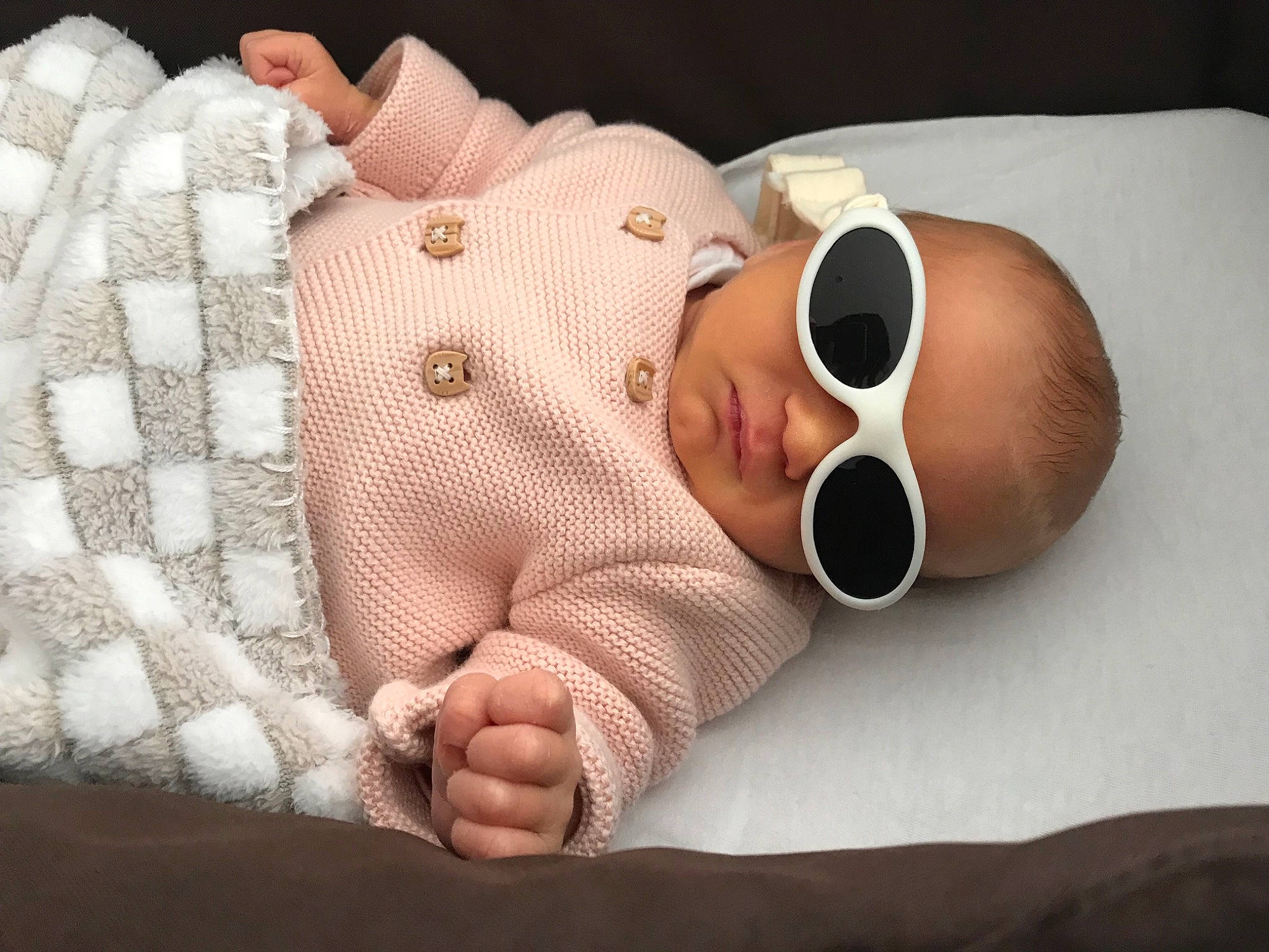 Faustine participe au concours pour gagner de l'argent avec cette photo : baby, baby_sleeping, baby_toddler_clothing, cheek, child, comfort, eyewear, finger, gesture, glasses, goggles, hand, linens, nose, person, skin, sleeve, sunglasses, textile, toddler
