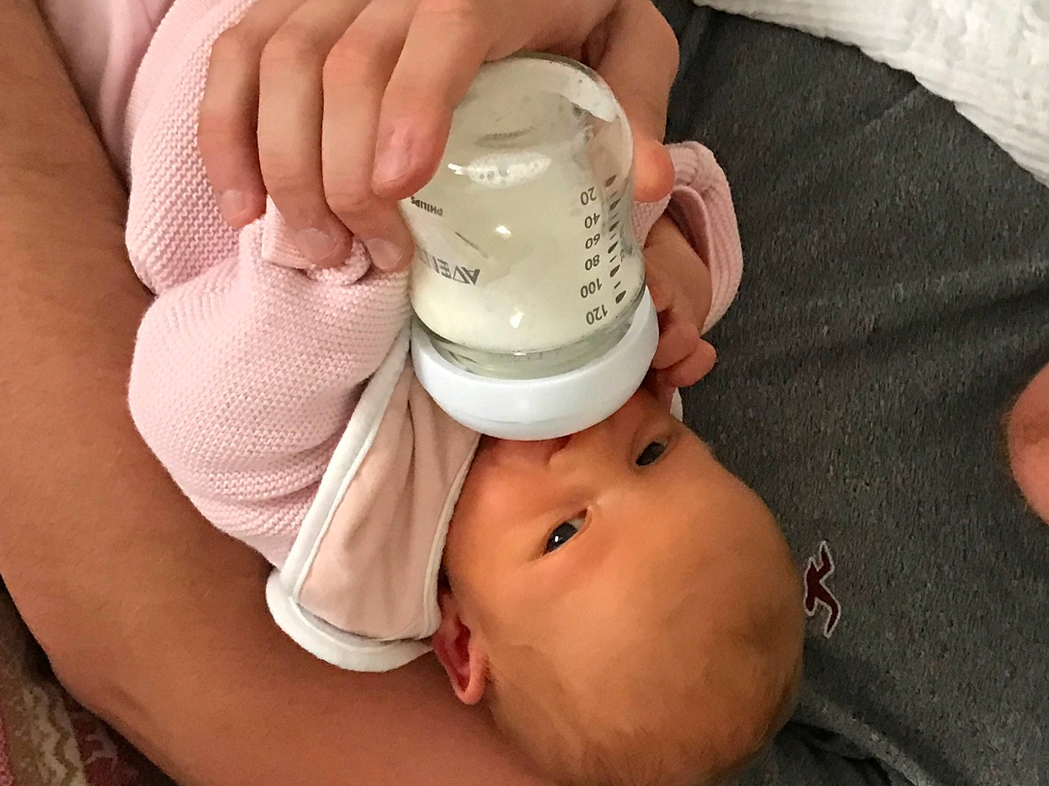 Faustine participe au concours pour gagner de l'argent avec cette photo : baby, baby_toddler_clothing, cheek, child, comfort, drinkware, ear, eyelash, fashion_accessory, finger, gesture, hand, happy, headgear, helmet, mouth, nail, person, skin, thumb