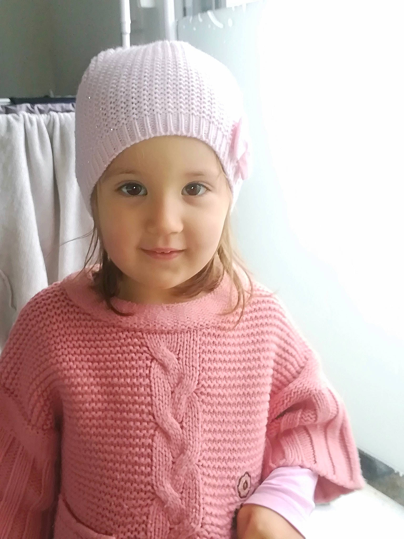 Laïssya participe au concours pour gagner de l'argent avec cette photo : baby, beanie, bonnet, cap, child, clothing, crochet, ear, fashion_accessory, headgear, knit_cap, knitting, person, pink, skin, toddler, wool