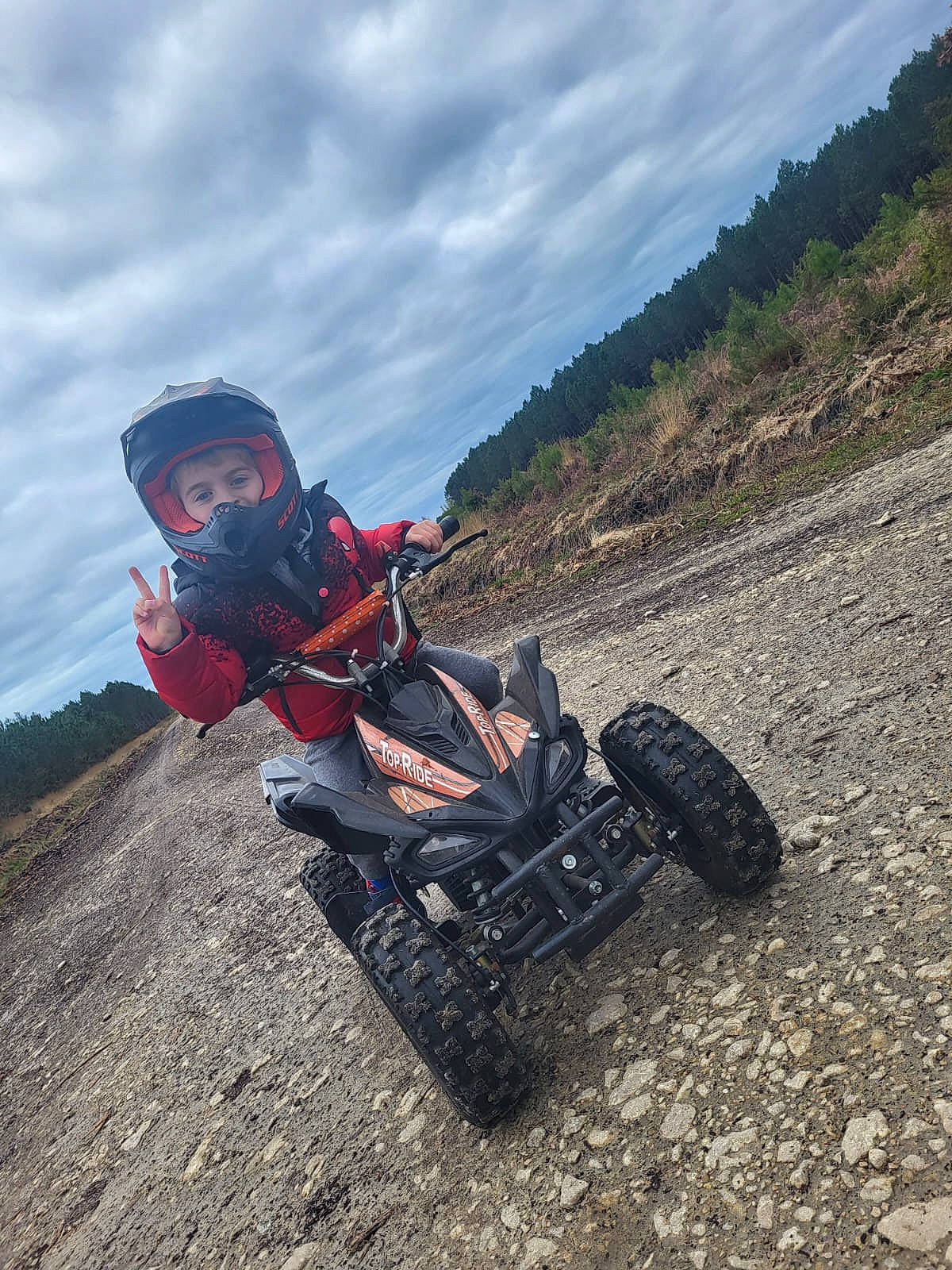 Lywenn participe au concours pour gagner de l'argent avec cette photo : asphalt, automotive_design, automotive_exterior, automotive_tire, automotive_wheel_system, cloud, fender, motor_vehicle, motorsport, outdoor_recreation, person, plant, rolling, sky, slope, synthetic_rubber, terrain, tire, tread, vehicle