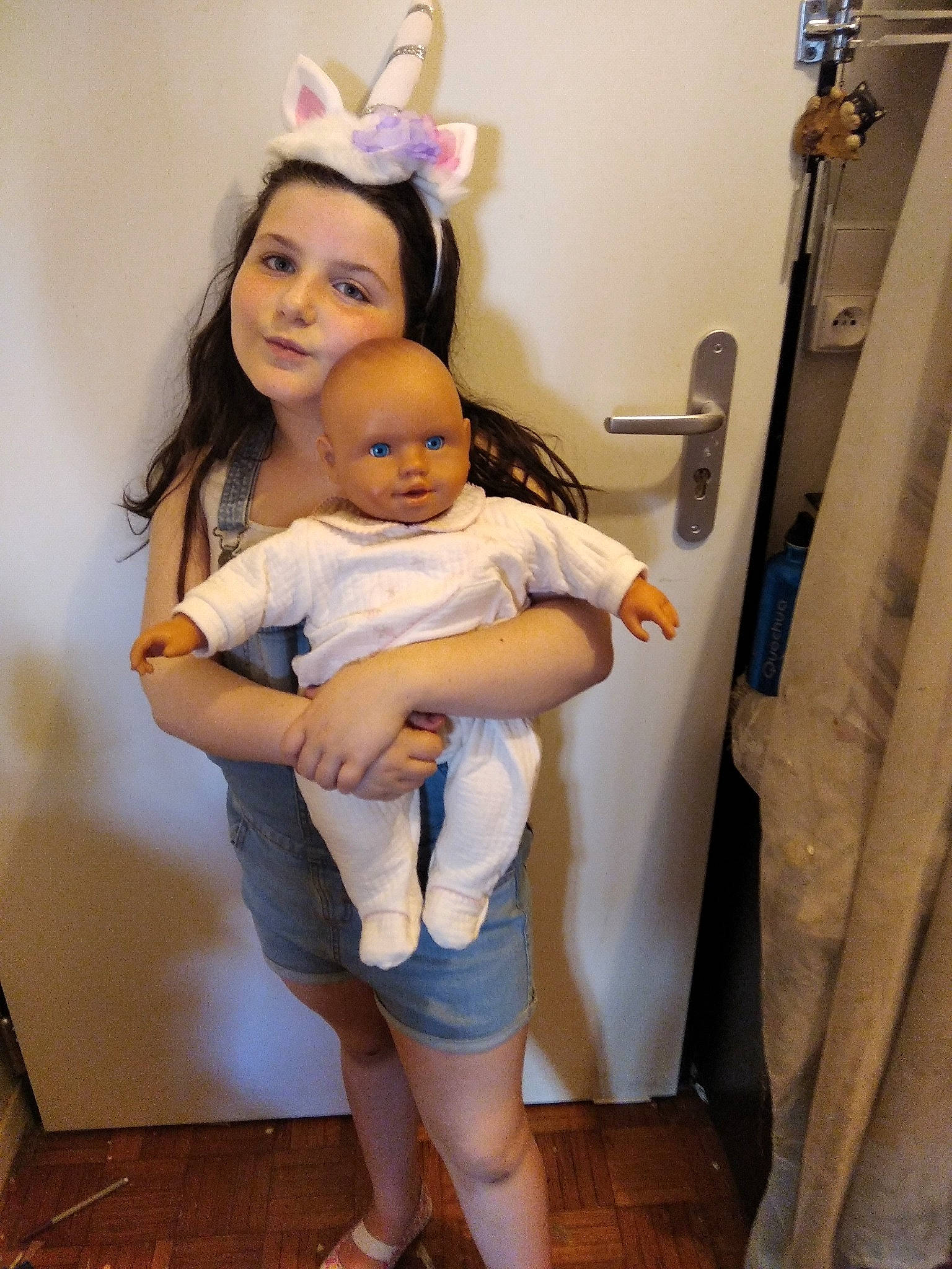 Eden participe au concours pour gagner de l'argent avec cette photo : child, ear, fawn, leg, person, shoulder, toddler