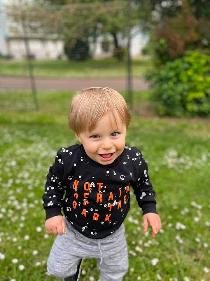 Gianni a rejoint le concours — aidez-le/la à gagner de superbes lots ! baby, baby_toddler_clothing, child, eye, flower, fun, grass, grass_family, happy, head, joy, lawn, pattern, people_in_nature, person, plant, sleeve, smile, summer, t_shirt