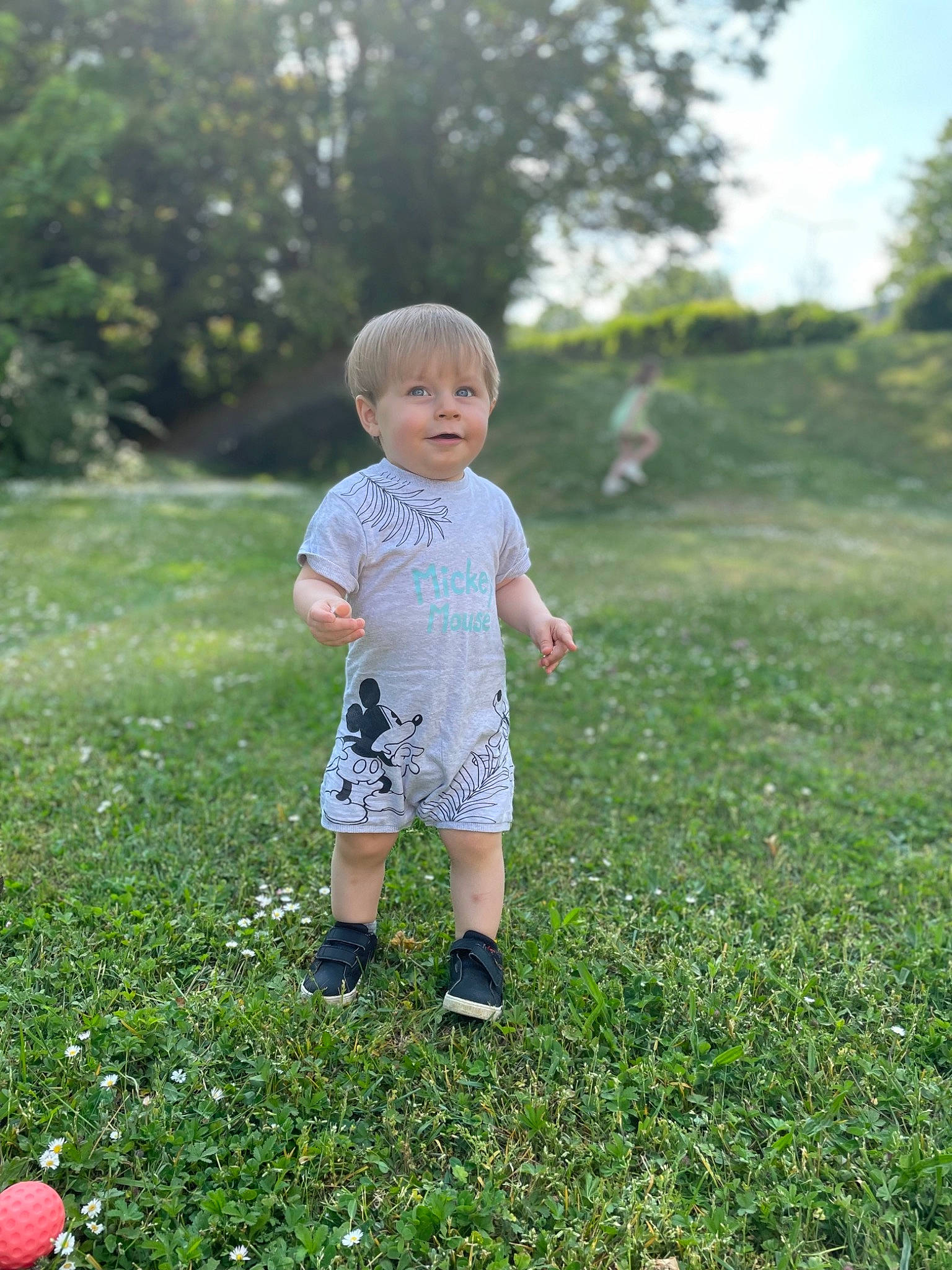 Gianni a rejoint le concours — aidez-le/la à gagner de superbes lots ! baby, baby_toddler_clothing, ball, grass, grass_family, grassland, groundcover, happy, lawn, leisure, meadow, people_in_nature, person, plant, playing_with_kids, shorts, sky, summer, sunlight, toddler