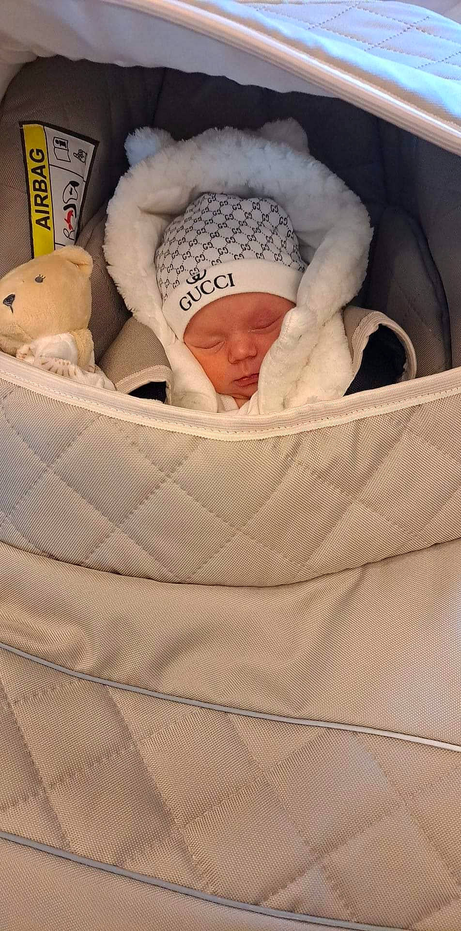 Azzurra a rejoint le concours — aidez-le/la à gagner de superbes lots ! baby, baby_products, baby_safety, baby_sleeping, baby_toddler_clothing, bedding, bedtime, beige, blanket, child, comfort, headwear, infant_bed, linens, nap, peach, person, room, sleep, toddler