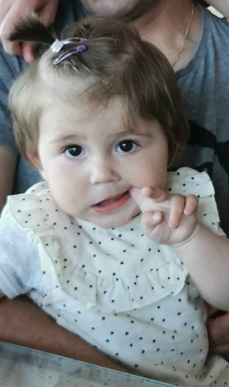 Mina a rejoint le concours — aidez-le/la à gagner de superbes lots ! baby, baby_toddler_clothing, blue, cheek, child, chin, eyelash, gesture, hair, happy, lip, nail, nose, organ, pattern, person, sitting, skin, sleeve, t_shirt