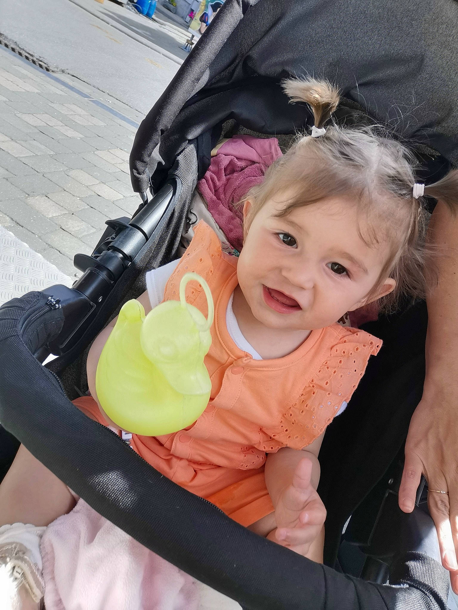 Mina a rejoint le concours — aidez-le/la à gagner de superbes lots ! baby, baby_carriage, baby_products, baby_safety, baby_toddler_clothing, blond, cheek, child, event, facial_expression, fashion_accessory, fun, hairstyle, happy, iris, person, recreation, sitting, skin, smile