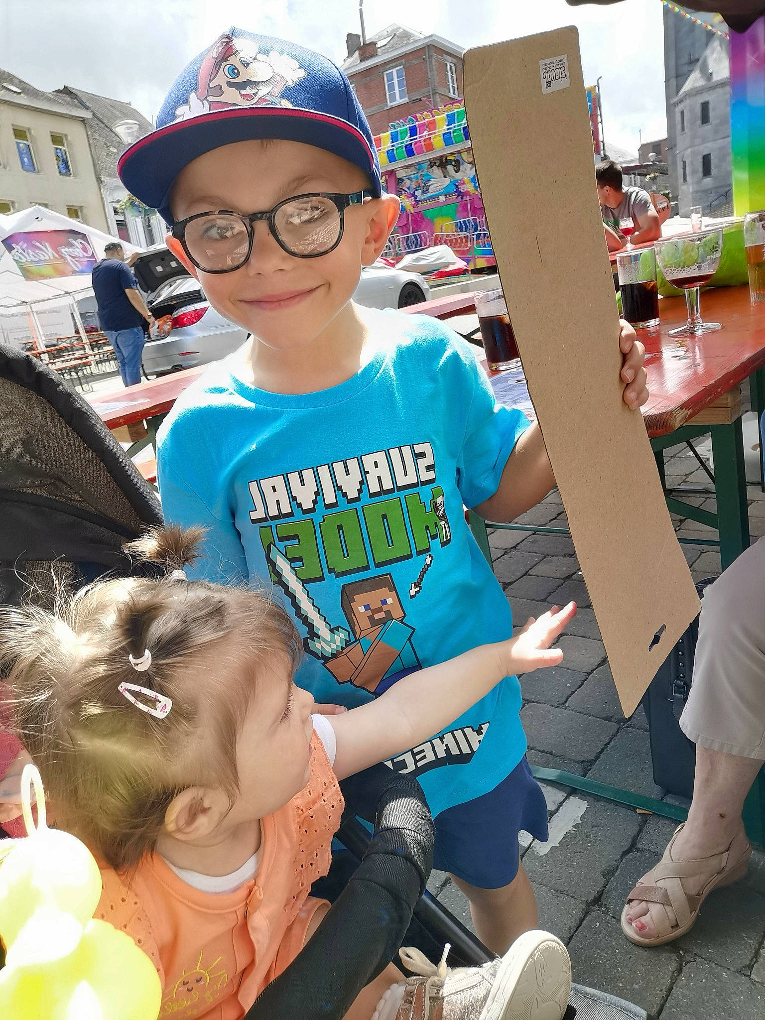 Adriano participe au concours pour gagner de l'argent avec cette photo : event, eyewear, fun, glasses, green, hairstyle, happy, headwear, joy, leisure, person, photograph, public_space, recreation, shorts, sky, smile, sneakers, summer, t_shirt