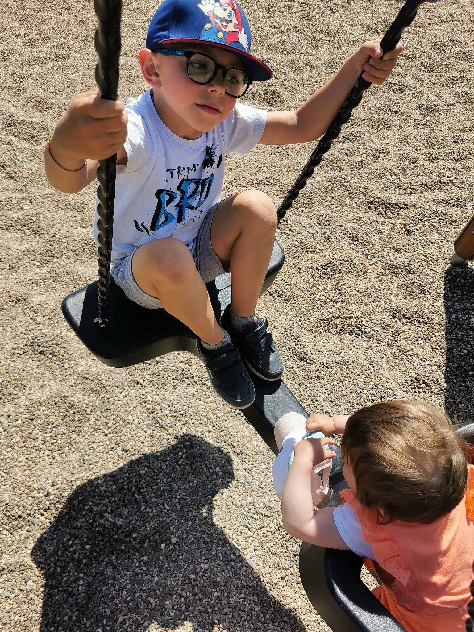 Adriano a rejoint le concours — aidez-le/la à gagner de superbes lots ! arm, baseball_cap, cap, electric_blue, eyewear, fun, hand, happy, hat, headwear, human_leg, knee, leisure, person, recreation, shorts, sports_gear, sportswear, summer, sunglasses