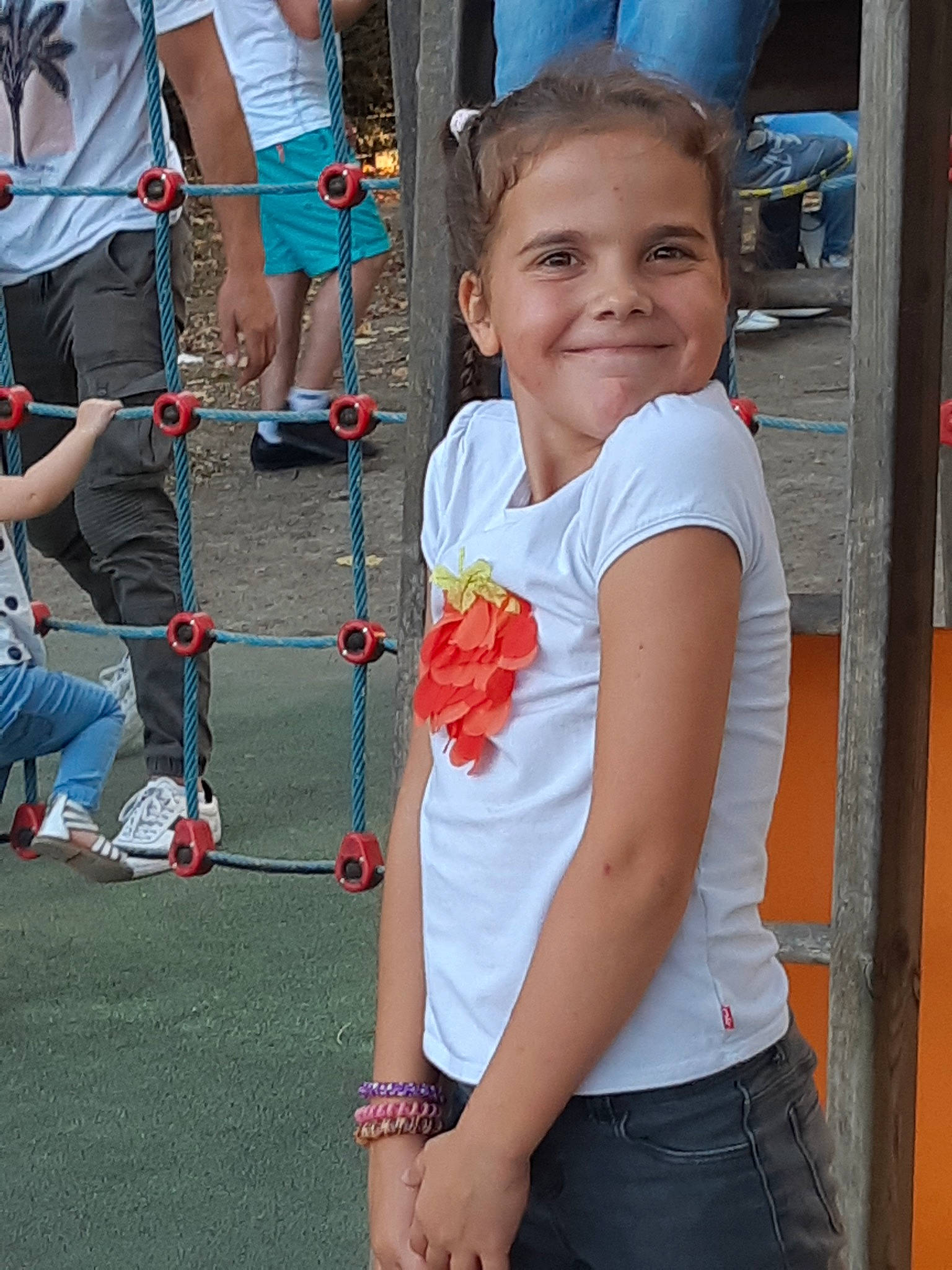 Ashley a rejoint le concours — aidez-le/la à gagner de superbes lots ! arm, child, denim, jeans, joy, leg, person, play, shoulder, style, t_shirt, textile, toddler, trunk, vacation