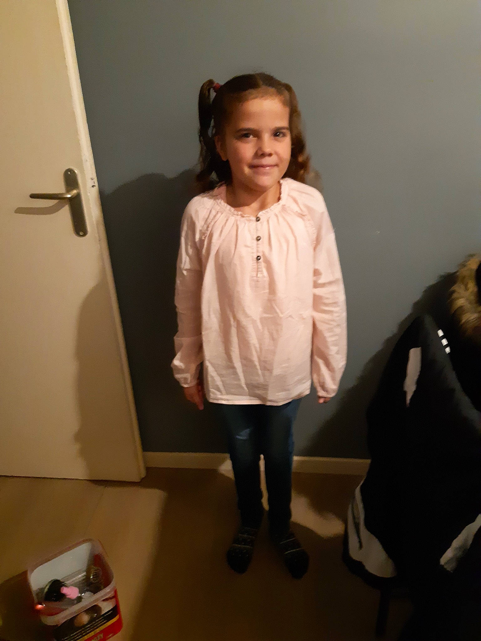 Ashley participe au concours pour gagner de l'argent avec cette photo : child, fun, joy, long_hair, person, room, shoulder, standing, toddler