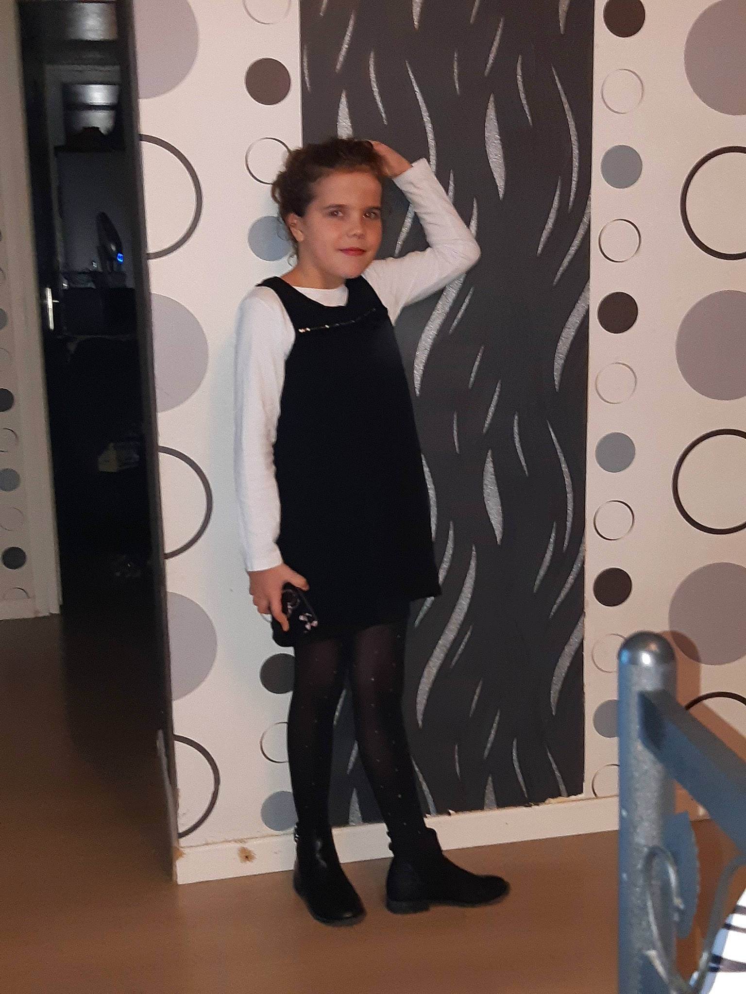 Ashley a rejoint le concours — aidez-le/la à gagner de superbes lots ! clothing, dress, fashion, fashion_accessory, fashion_design, footwear, haute_couture, leg, little_black_dress, long_hair, person, shoe, style, textile, tights