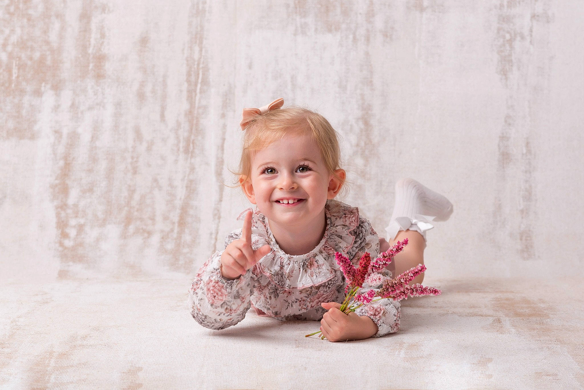 Juline a rejoint le concours — aidez-le/la à gagner de superbes lots ! baby, baby_toddler_clothing, cheek, child, facial_expression, flash_photography, flooring, freezing, fun, grass, happy, iris, joy, people_in_nature, person, play, sitting, skin, smile, standing
