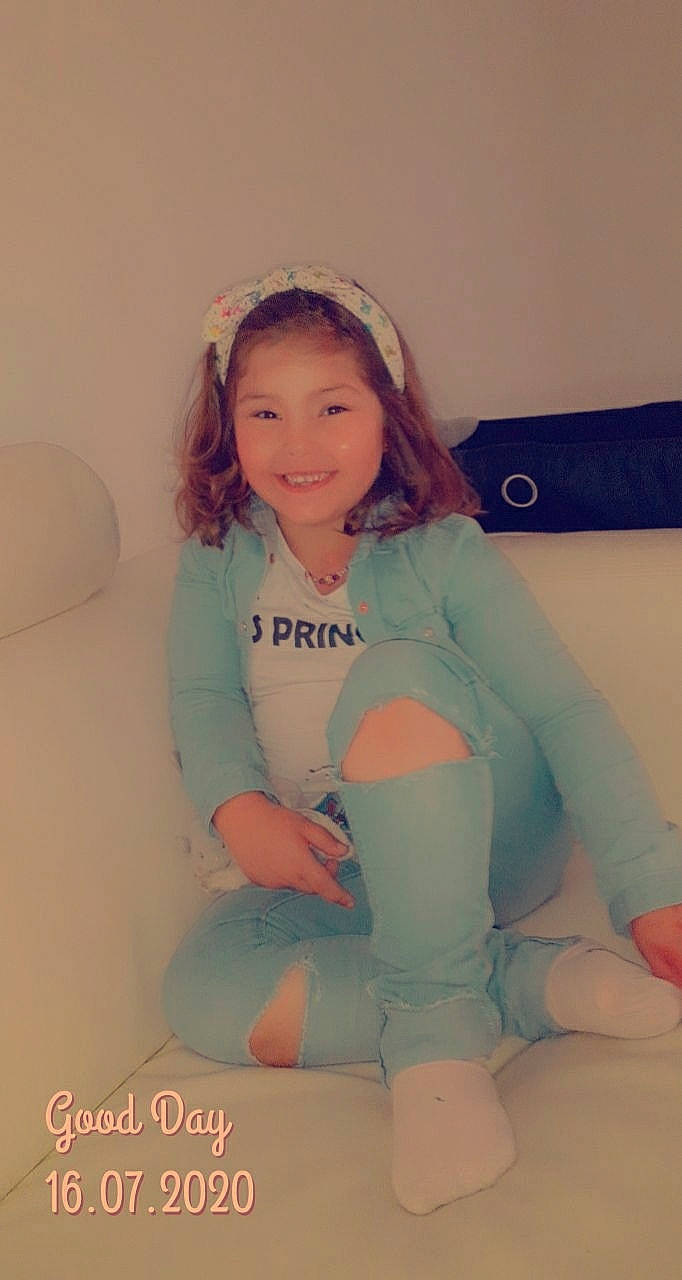 Noémy participe au concours pour gagner de l'argent avec cette photo : arm, clothing, flash_photography, fun, hairstyle, happy, head, joy, knee, leg, lip, long_hair, neck, person, shoulder, skin, sleeve, smile, sportswear, t_shirt