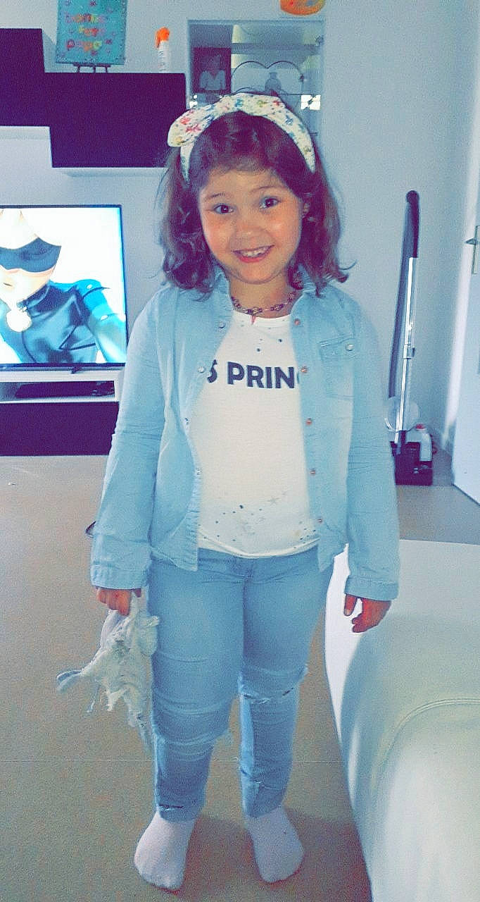 Noémy a rejoint le concours — aidez-le/la à gagner de superbes lots ! azure, cool, electric_blue, event, face, fashion, fashion_design, fun, hairstyle, happy, head, headwear, joint, joy, long_hair, person, shoulder, sleeve, smile, sportswear