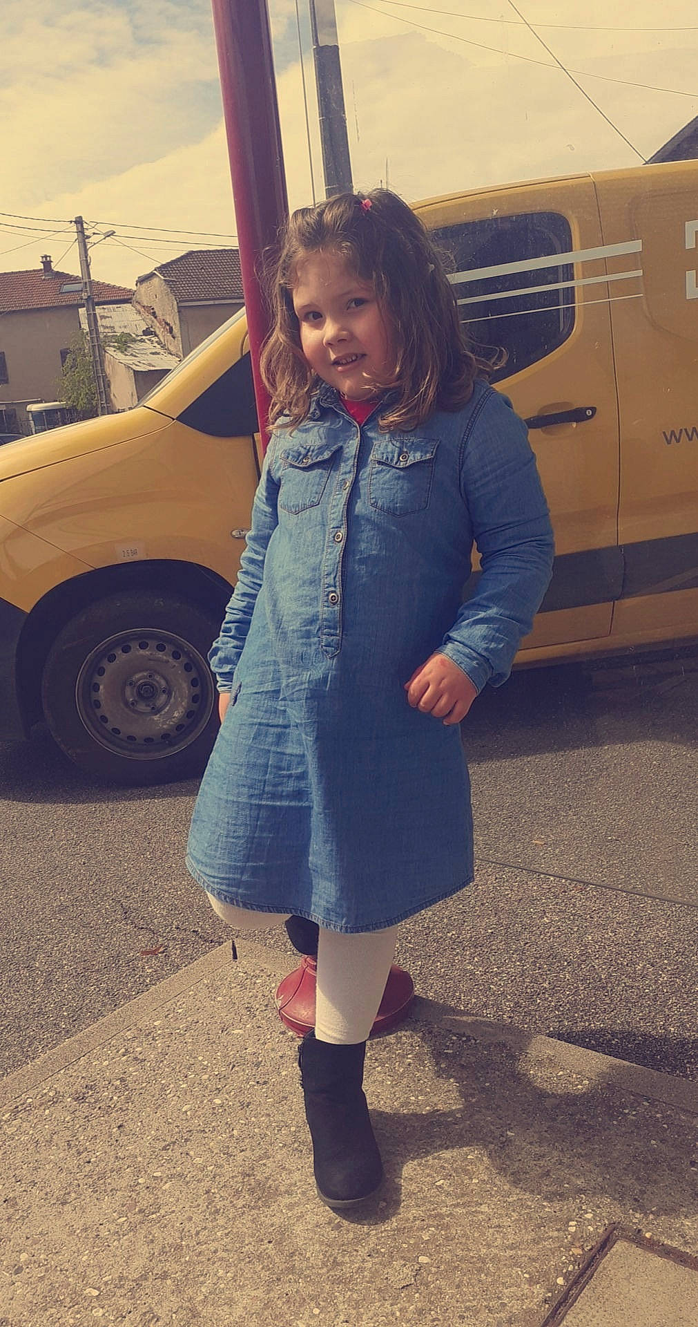 Noémy a rejoint le concours — aidez-le/la à gagner de superbes lots ! automotive_design, automotive_exterior, automotive_tire, car, cool, dress, fashion, hairstyle, hood, leg, motor_vehicle, person, shoe, sleeve, standing, street_fashion, tire, vehicle, vehicle_door, waist