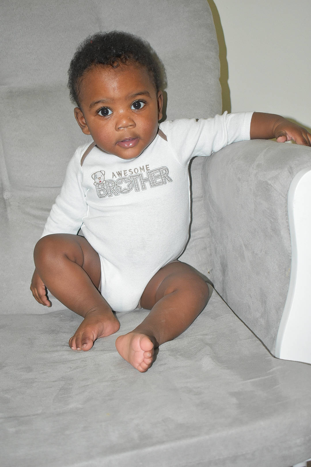 Cedric Harris is registered to the contest to win money with this photo: arm, baby, barefoot, child, leg, person, sitting, skin, smile, toddler