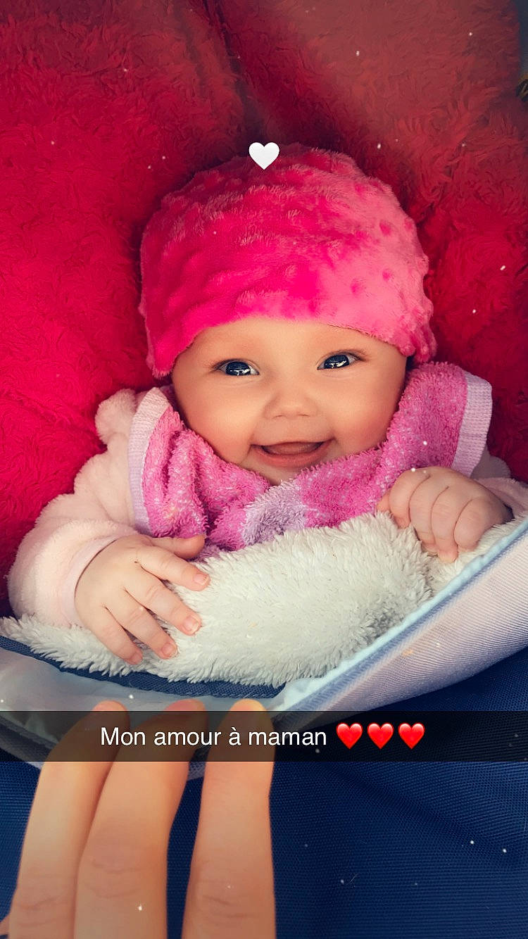 Maëlle a rejoint le concours — aidez-le/la à gagner de superbes lots ! baby, baby_sleeping, baby_toddler_clothing, cap, cheek, chin, comfort, dress, eye, eyebrow, face, happy, head, headwear, knit_cap, lip, nose, person, pink, skin