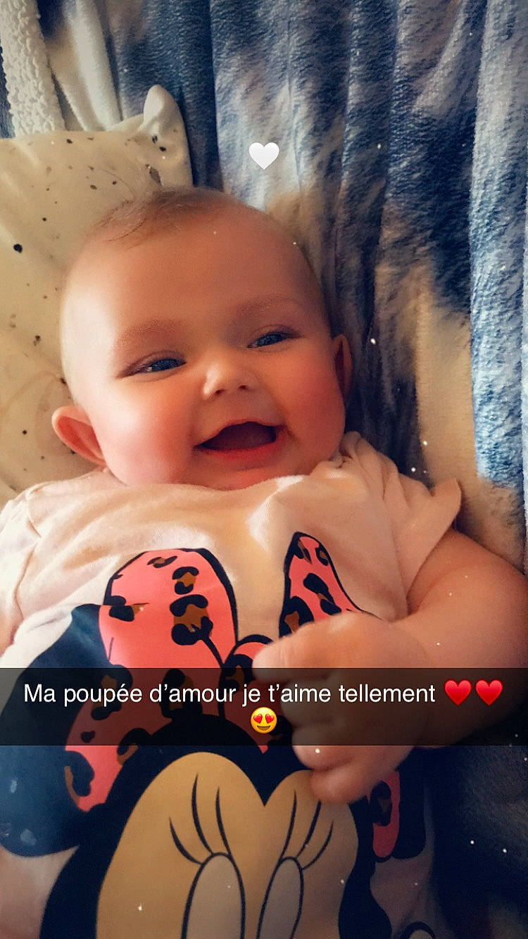 Maëlle participe au concours pour gagner de l'argent avec cette photo : baby_toddler_clothing, cheek, chin, cool, eye, eyebrow, face, facial_expression, finger, gesture, happy, human, lip, mouth, nose, organ, person, product, skin, smile