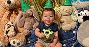 Maclovio is registered to the contest to win money with this photo: baby, balloons, birthday, blanket, bunny, cat_plush, celebration, child, cow_plush, indoors, infant, panda, party_hat, portrait, rattle, sitting, smiling, stuffed_animals, teddy_bear, toy