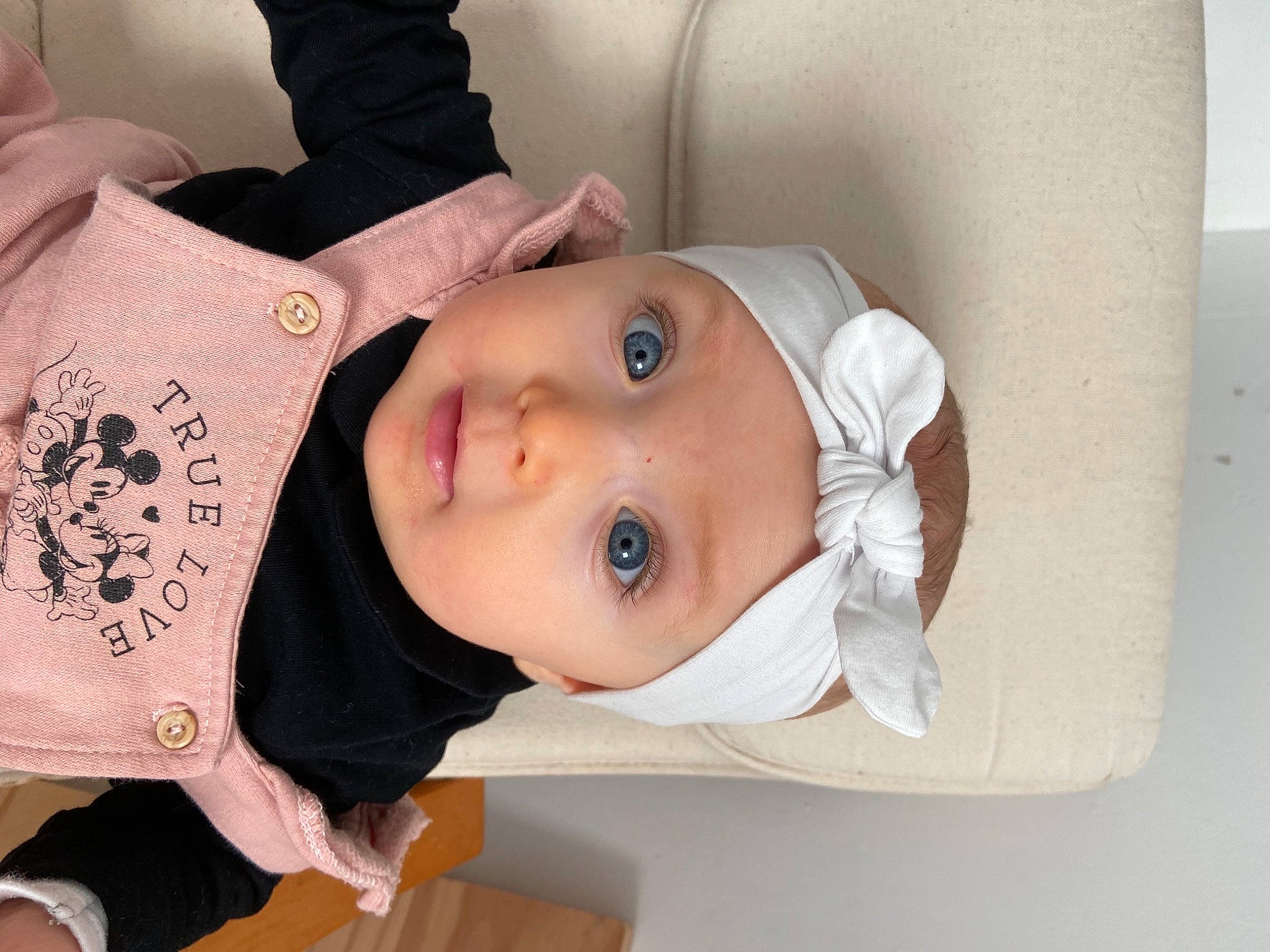 Kayana a rejoint le concours — aidez-le/la à gagner de superbes lots ! baby, baby_products, baby_toddler_clothing, cheek, child, chin, eye, eyebrow, eyelash, facial_expression, happy, hat, head, headgear, headwear, lip, nose, person, room, skin