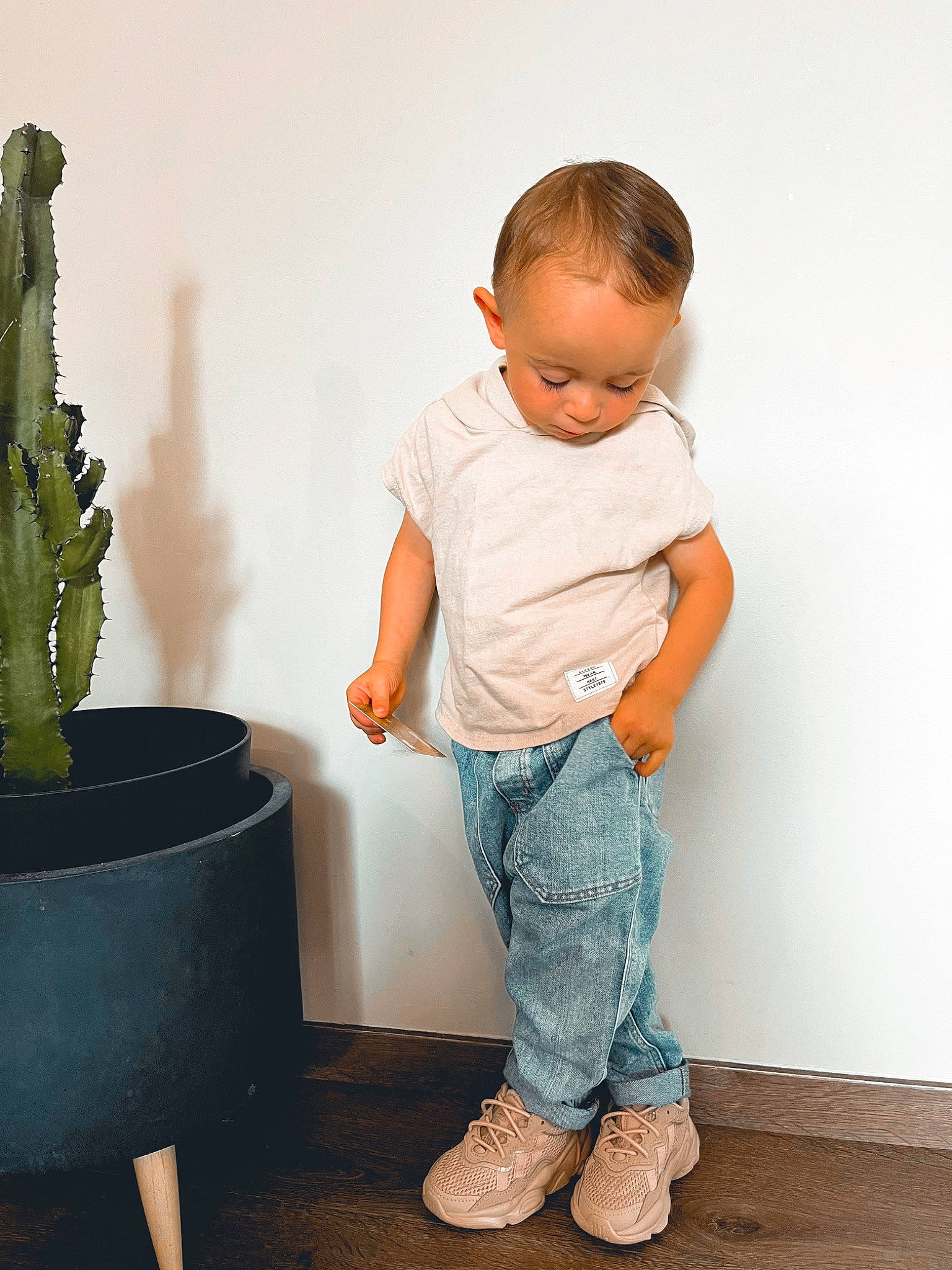 Simao a rejoint le concours — aidez-le/la à gagner de superbes lots ! art, baby_toddler_clothing, child, denim, elbow, flooring, flowerpot, hardwood, houseplant, jeans, knee, person, plant, sculpture, shorts, sleeve, standing, t_shirt, terrestrial_plant, toddler