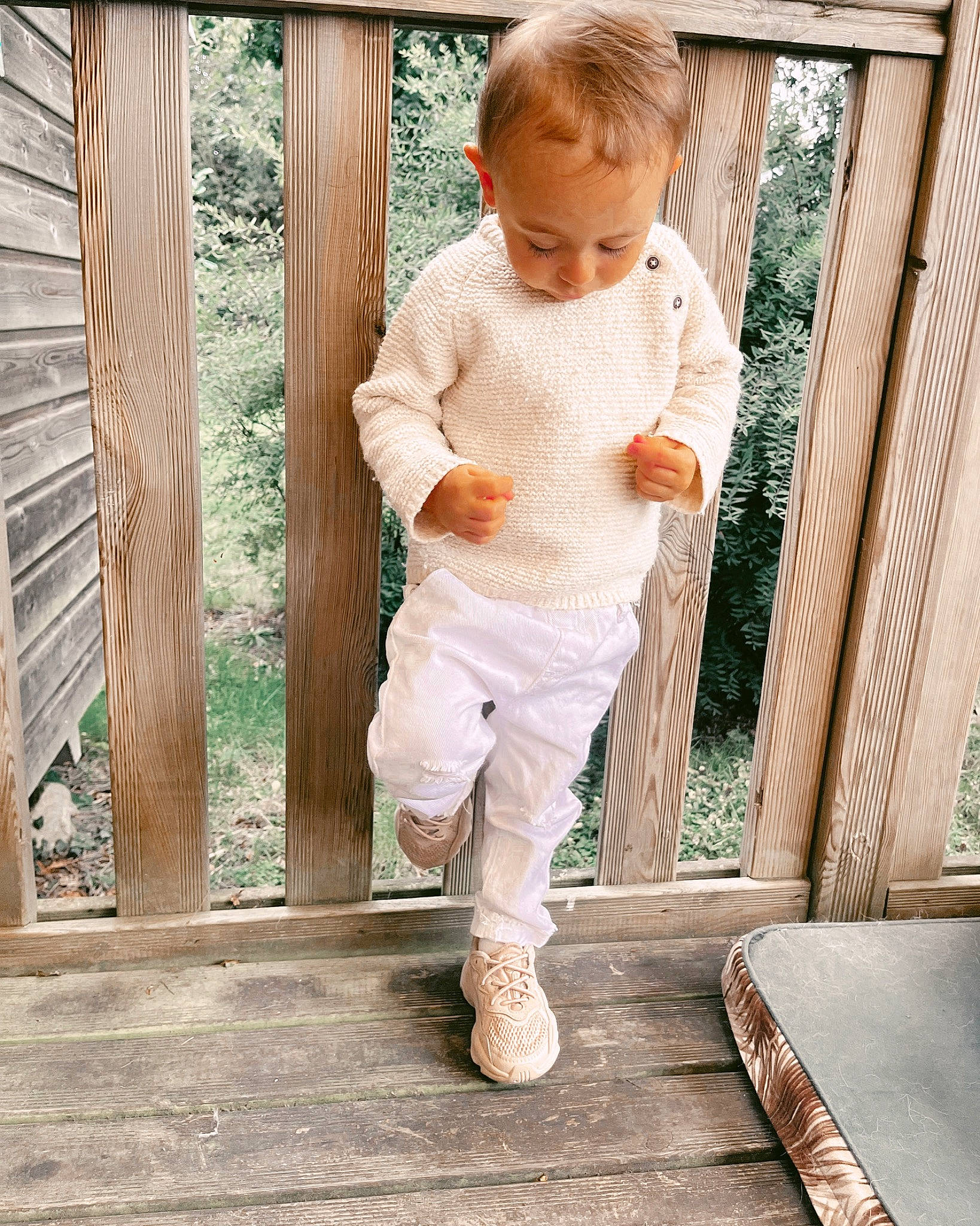 Simao participe au concours pour gagner de l'argent avec cette photo : baby, baby_toddler_clothing, child, curtain, door, footwear, formal_wear, happy, hardwood, pattern, peach, people_in_nature, person, sitting, sleeve, suit, t_shirt, toddler, waist, window