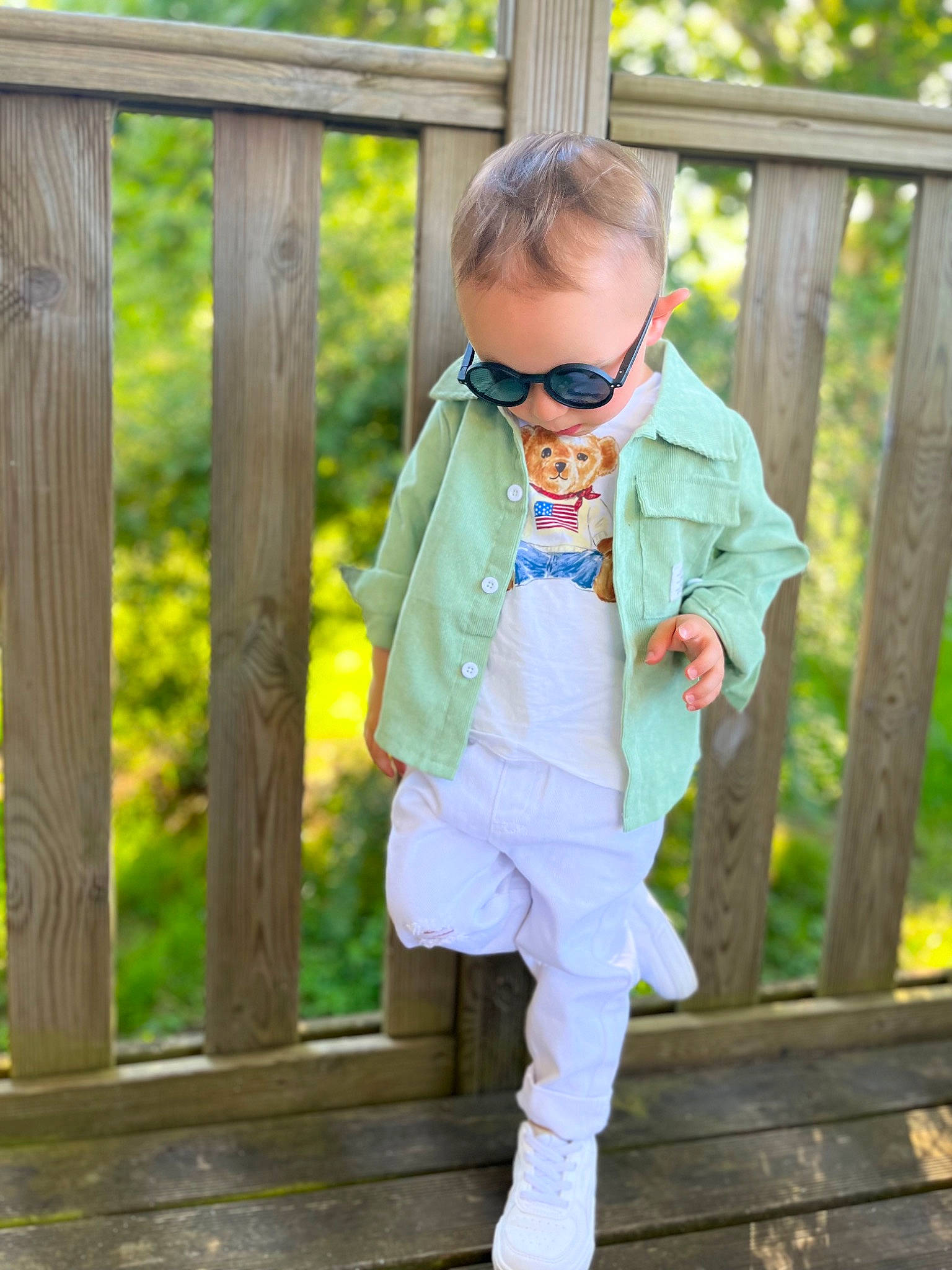 Simao a rejoint le concours — aidez-le/la à gagner de superbes lots ! baby_toddler_clothing, blond, cool, denim, electric_blue, eyewear, fence, fun, grass, happy, leisure, outerwear, pattern, people_in_nature, person, sleeve, standing, sunglasses, textile, toddler
