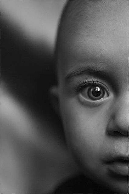 Simao participe au concours pour gagner de l'argent avec cette photo : cheek, child, darkness, ear, eyebrow, eyelash, flash_photography, happy, iris, jaw, lip, monochrome, monochrome_photography, neck, no_expression, nose, person, portrait, portrait_photography, smile