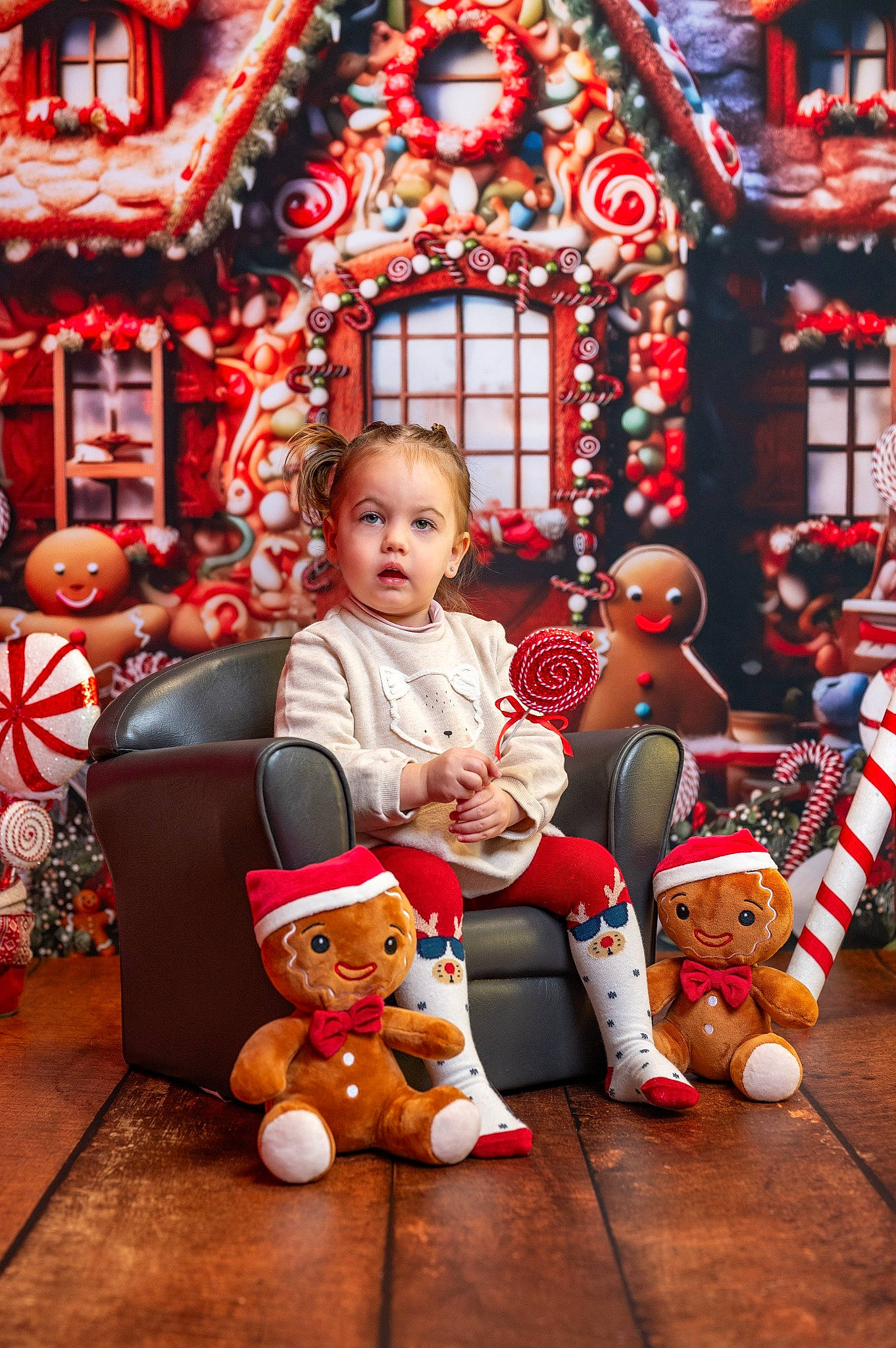 Julia a rejoint le concours — aidez-le/la à gagner de superbes lots ! amusement_ride, child, christmas, christmas_decoration, event, fun, happy, holiday, leisure, ornament, people, person, recreation, red, snapshot, toddler, town, toy, tree, window