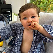 Alezio a rejoint le concours — aidez-le/la à gagner de superbes lots ! baby, child, indoor, sitting, thumb_sucking, robe, patterned_clothing, chair, window, greenery, curious, face, person, cute, home, furniture, light, skin, hair, expression