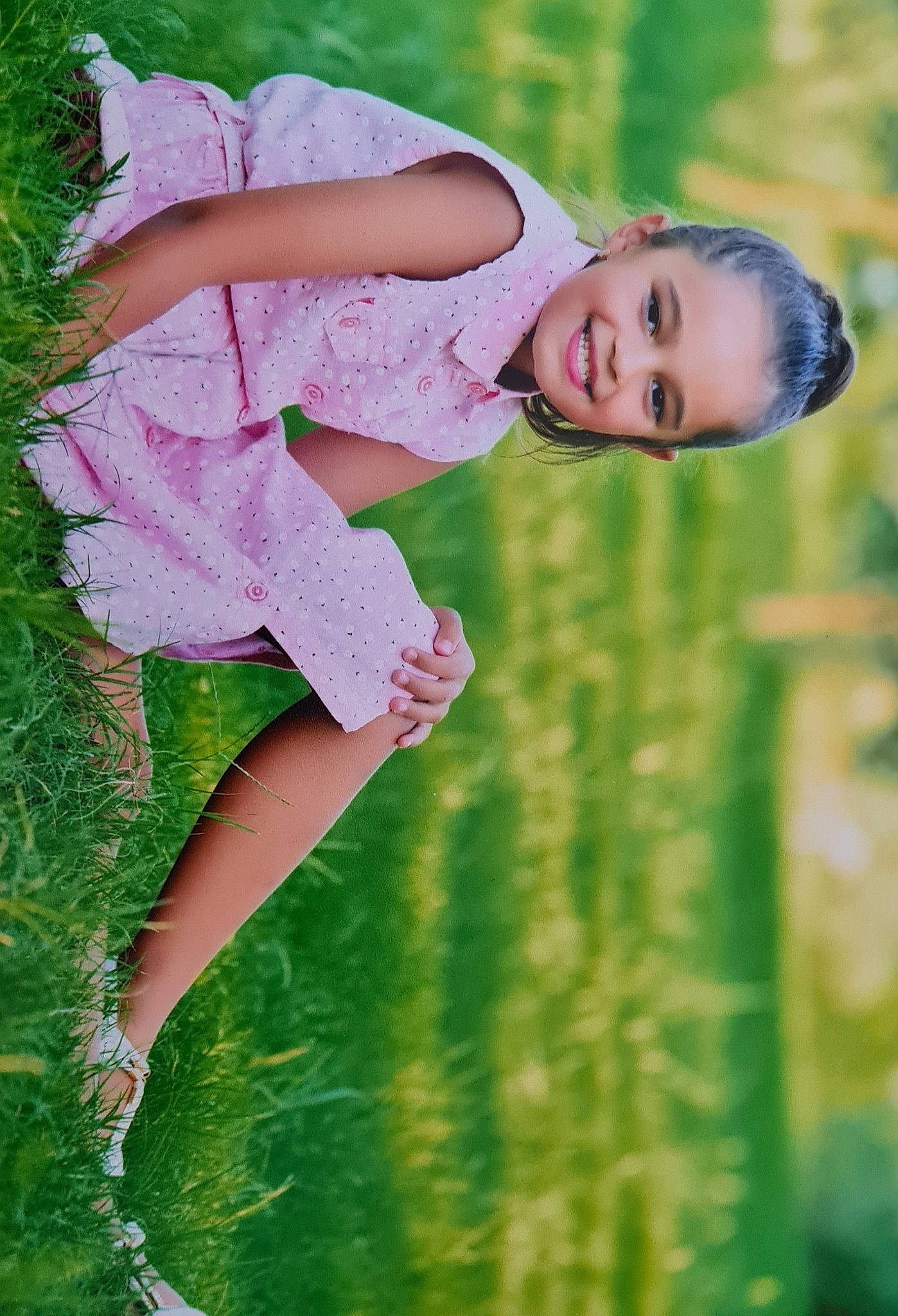 Melya a rejoint le concours — aidez-le/la à gagner de superbes lots ! barefoot, beauty, child, dress, flash_photography, grass, grass_family, grassland, happy, joy, lawn, leisure, meadow, people_in_nature, person, plant, recreation, skin, smile, summer