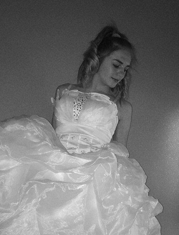 Clara a rejoint le concours — aidez-le/la à gagner de superbes lots ! beauty, black, black_and_white, bridal_accessory, bridal_clothing, bride, dress, girl, gown, lady, monochrome_photography, person, photo_shoot, photograph, shoulder, smile, snapshot, standing, wedding_dress, white