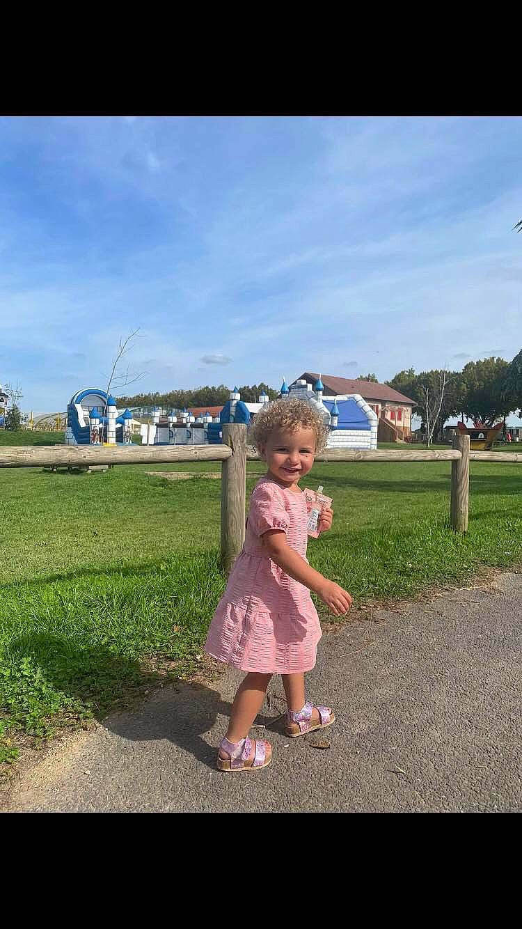 Eloise participe au concours pour gagner de l'argent avec cette photo : asphalt, cloud, dress, fun, gesture, grass, grassland, happy, horizon, joy, landscape, leisure, people_in_nature, person, plant, recreation, road, sandal, sky, toddler