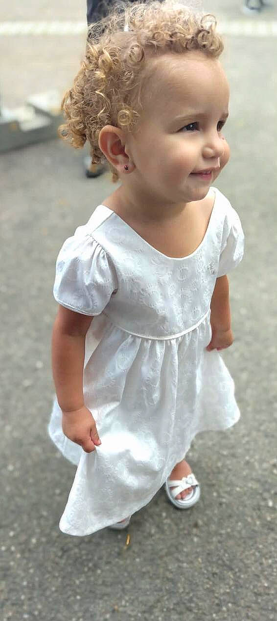 Eloise a rejoint le concours — aidez-le/la à gagner de superbes lots ! baby_toddler_clothing, child, day_dress, dress, event, face, fun, gesture, grass, happy, joint, joy, one_piece_garment, person, sandal, skin, sleeve, smile, standing, toddler