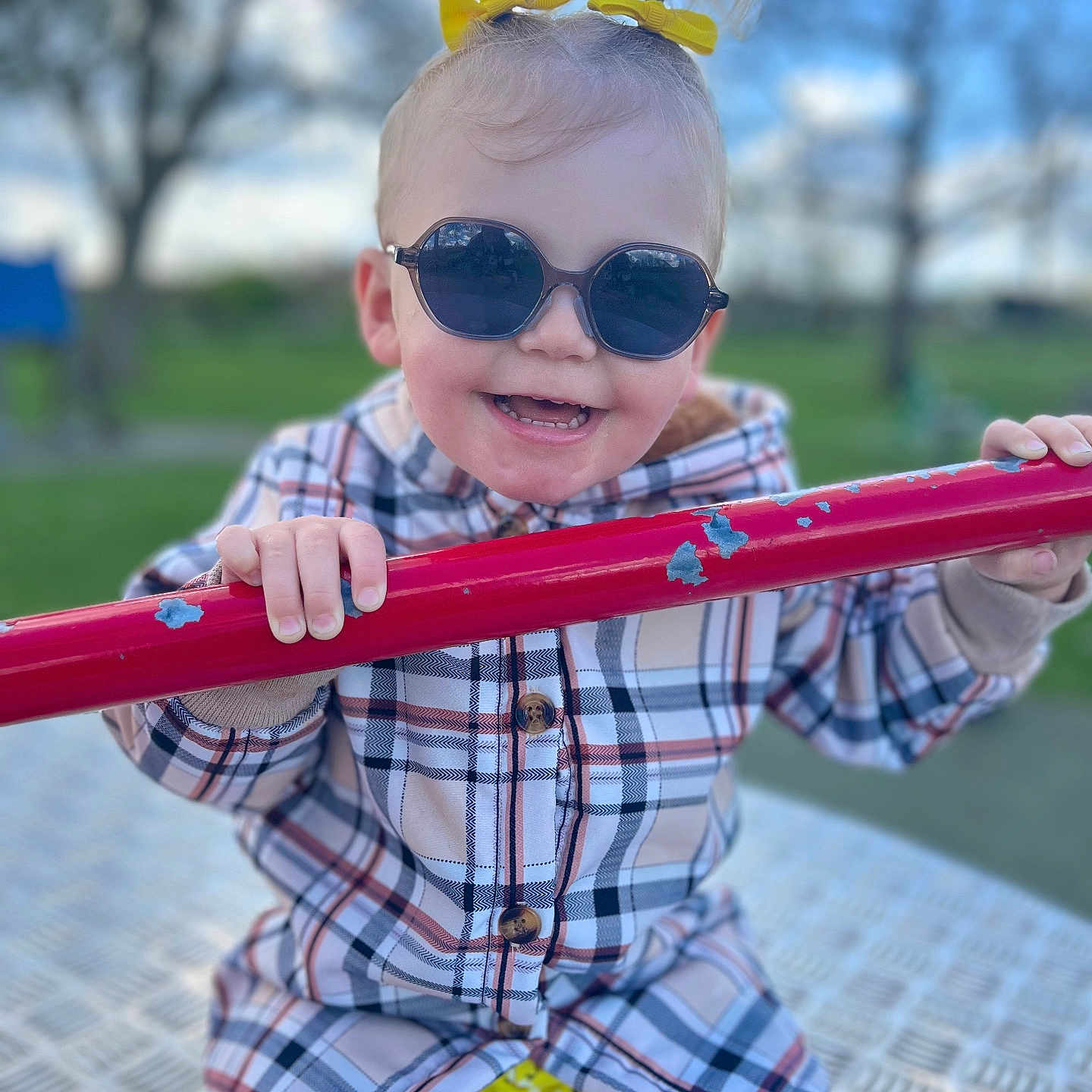 Ambre a rejoint le concours — aidez-le/la à gagner de superbes lots ! accessories, baby, bodypart, face, finger, flower, glasses, grass, hand, happy, head, nature, outdoors, park, person, photography, plant, playarea, portrait, sunglasses
