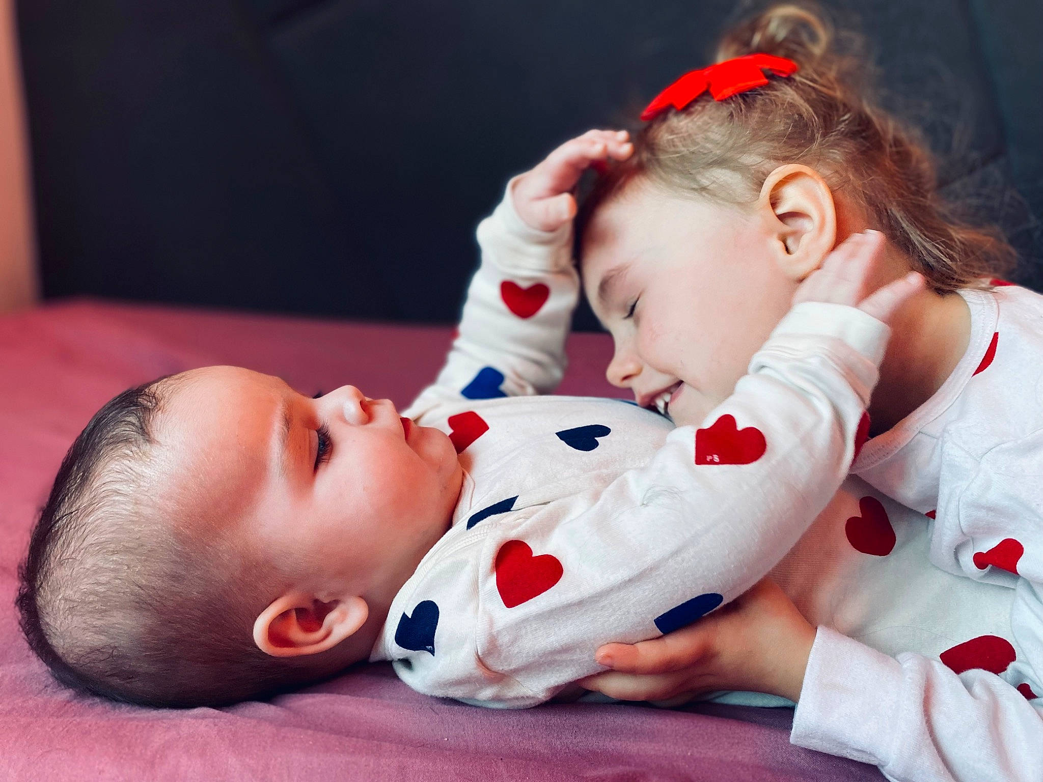 Mia participe au concours pour gagner de l'argent avec cette photo : baby, baby_toddler_clothing, cheek, child, chin, collar, comfort, ear, event, face, facial_expression, gesture, happy, head, lip, mammal, person, red, skin, sleeve